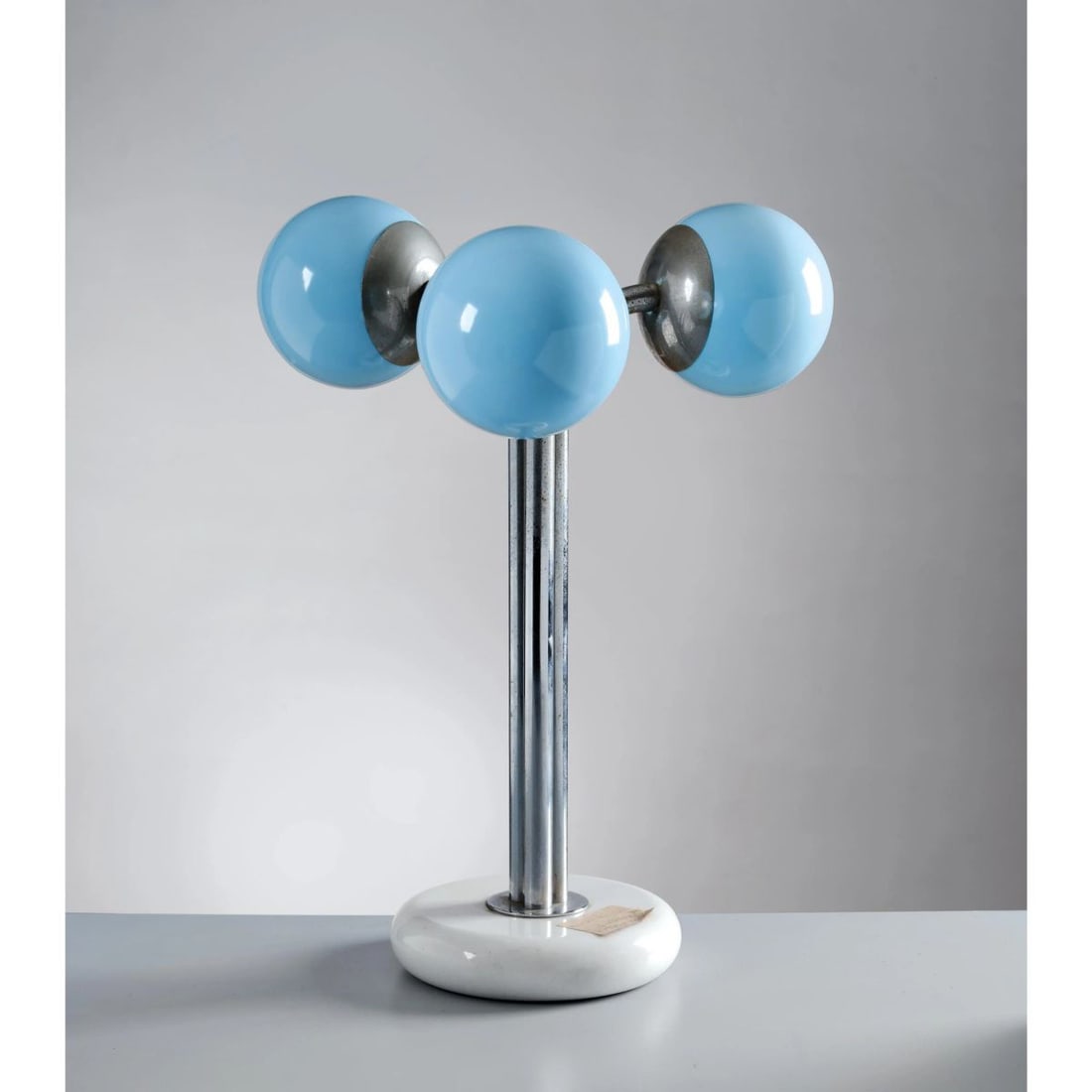 Superstudio: Superstudio «POLARIS» FLOOR LAMP, METAL AND GLASS STRUCTURE LAMPADA DA TAVOLO MODELLO POLARIS in metallo e vetro nei toni dell’azzurro Produzione Poltronova, Italia, 1969 cm H
