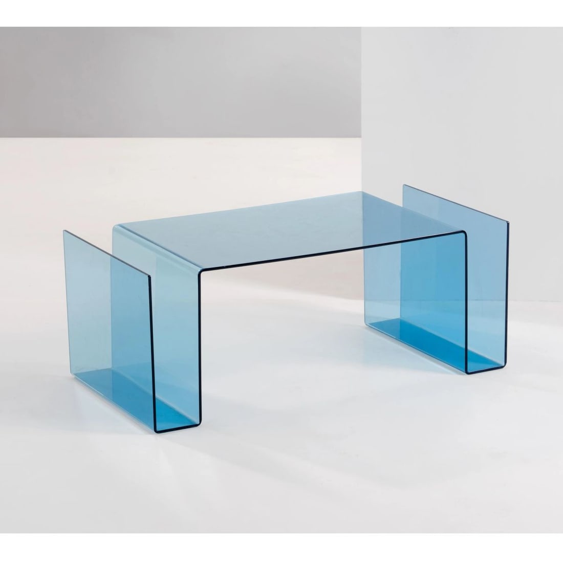 Superstudio: Superstudio «T01» PLASTIC LOW TABLE TAVOLO BASSO MODELLO T01 in materiale plastico nei toni dell’azzurro Produzione Poltronova, Agliana, 1968 cm H31,5xL83xP41 Bibliogra