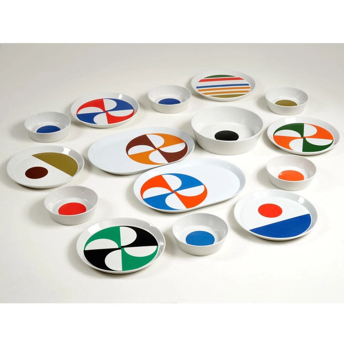 Gio Ponti: Gio Ponti (Milano, 1891 - 1979) CERAMIC SET SET DI PIATTI E DUE VASSOI in ceramica policroma marchio del produttore sul fondo Produzione Ceramica Franco Pozzi, 1967 6 piatti alt. cm 2,5 diam. cm 26 6