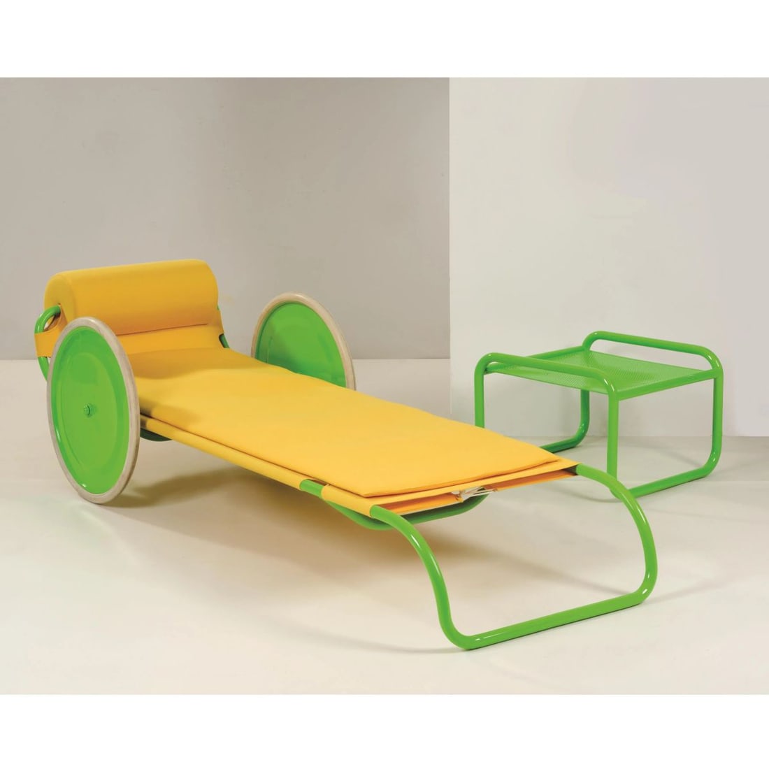 Gae Aulenti: Gae Aulenti (Palazzolo Dello Stella, 1927 - Milano, 2012) CHAISE LONGUE AND LOW TABLE FROM THE «LOCUS SOLUS» SERIES, GREEN METAL STRUCTURE, YELLOW FABRIC UPHOLSTERY CHAISE LONGUE CO