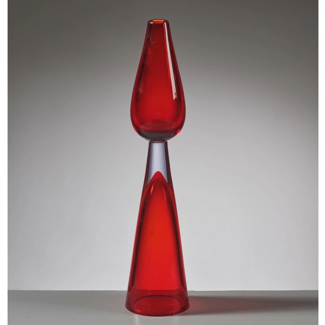 Antonio Da Ros RED GLASS VASE: Antonio Da Ros (1936 - 2012) RED GLASS VASE VASO in vetro sommerso nei toni del rosso Produzione Cenedese, Italia, 1965 circa alt. cm 25 e diam. cm 8 