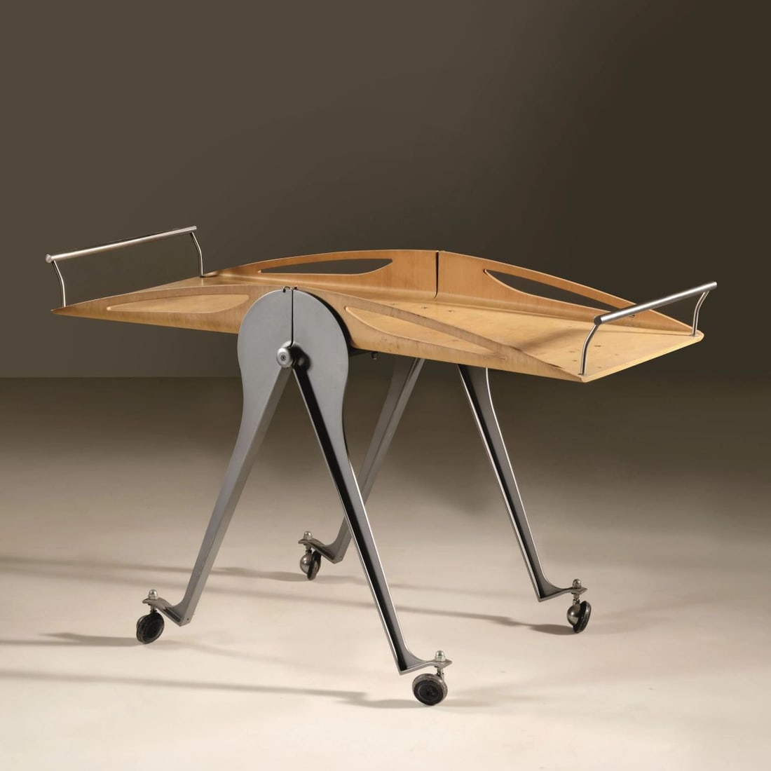 Ron Arad CART: Ron Arad (Tel Aviv, 1951) «T FOUR 4» METAL AND WOODEN CART CARRELLO PIEGHEVOLE MODELLO T FOUR F struttura in metallo, ripiano in legno Produzione Driade, Italia, 1994 chiuso cm H72x