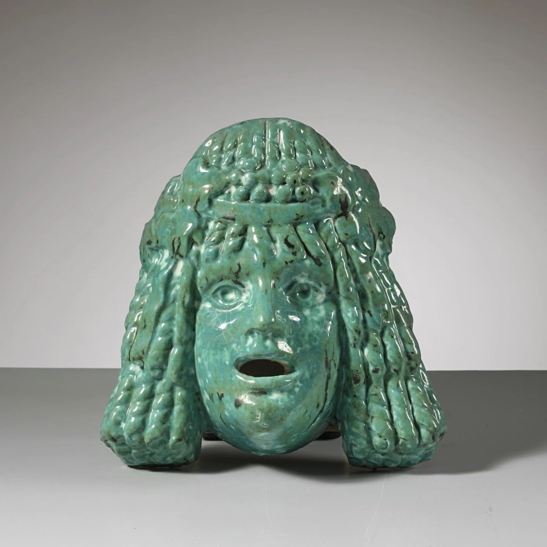 Federico Melis CERAMIC FACE: Federico Melis (Bosa, 1891 - Urbania, 1969) GREEN CERAMIC FACE VOLTO in ceramica nei toni del verde titolato, firmato e datato sul retro Produzione Italia, 1945 cm H22xL21,5xP9