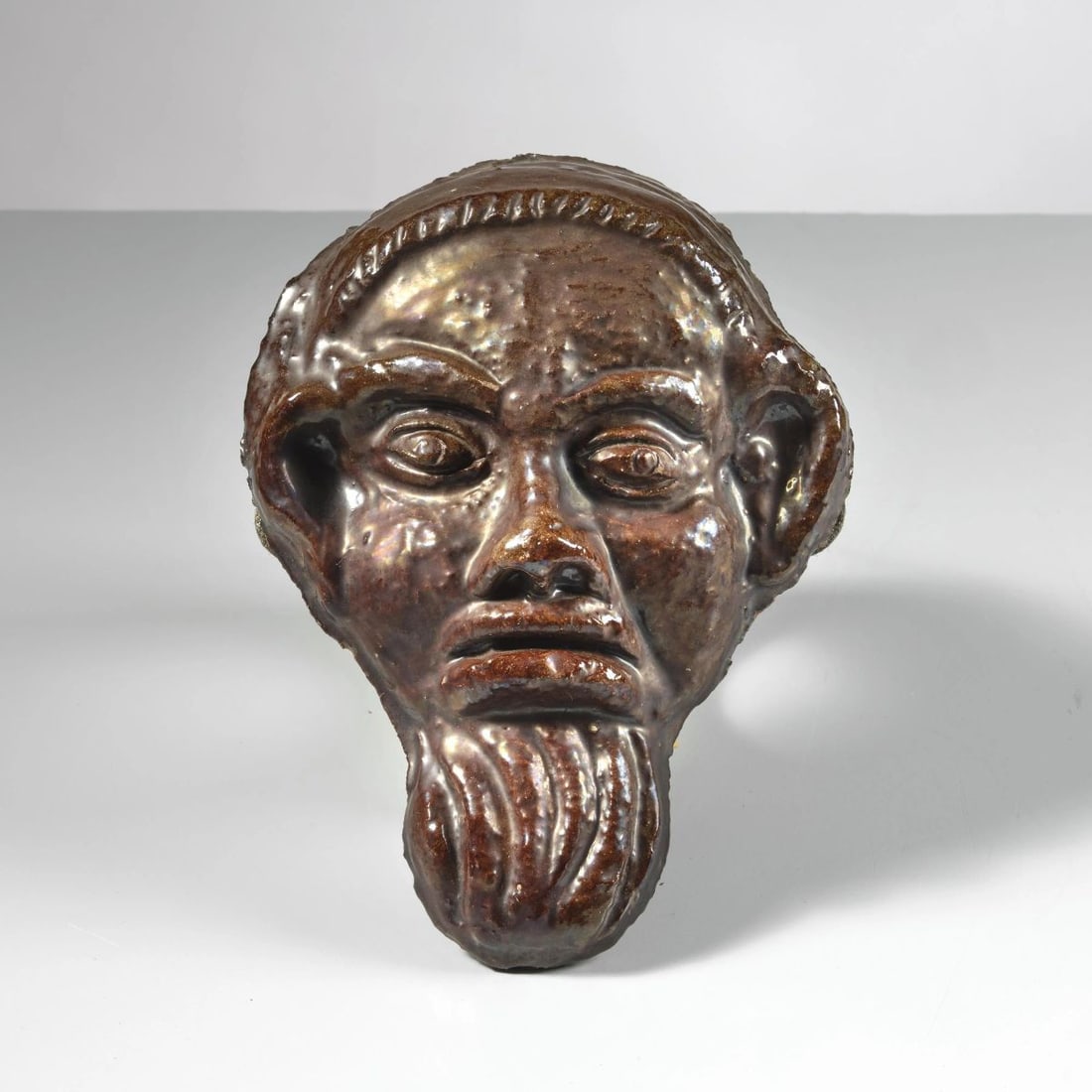 Federico Melis CERAMIC FACE: Federico Melis (Bosa, 1891 - Urbania, 1969) BROWN CERAMIC FACE VOLTO in ceramica invetriata nei toni del marrone firmato e datato sul retro Produzione Italia, 1939 cm H20xL14,5xP5