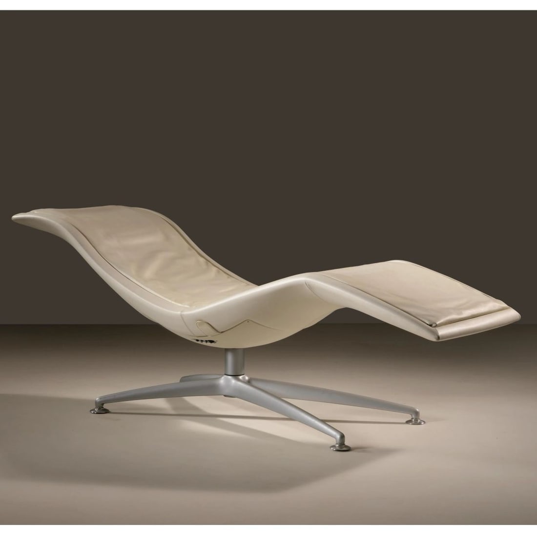 Poltrona Frau «LARUS» CHAISE LONGUE: Poltrona Frau «LARUS» CHAISE LONGUE, METAL STRUCTURE, WHITE LEATHER UPHOLSTERY CHAISE LONGUE MODELLO LARUS struttura in metallo, rivestita in pelle nei toni del bianco Produzione Poltrona Frau, 2005