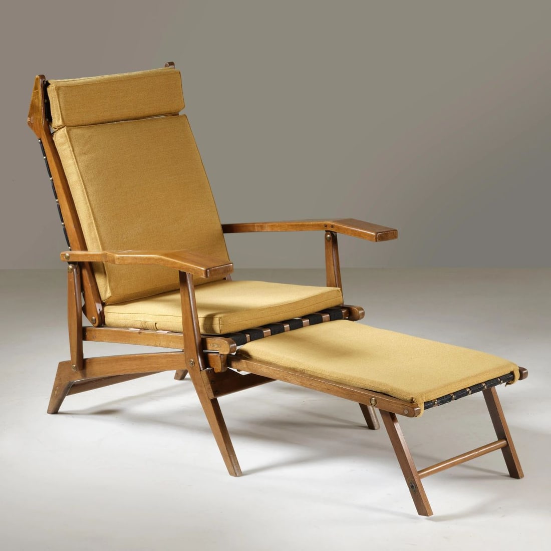 WOODEN CHAISE LONGUE, YELLOW FABRIC UPHOLSTERY: WOODEN CHAISE LONGUE, YELLOW FABRIC UPHOLSTERY CHAISE LONGUE struttura in legno, imbottita e rivestita in tessuto nei toni del giallo Produzione Italia, 1955 circa cm H92xL68xP134 