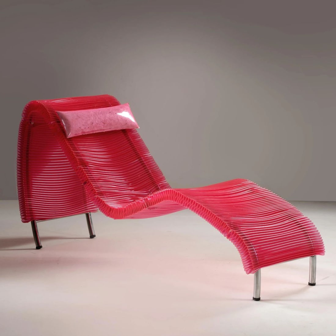 Flavia Alvez de Souza «POROROCA» CHAISE LONGUE: Flavia Alvez de Souza (1924 - 2002) «POROROCA» CHAISE LONGUE, METAL STRUCTURE, PLASTIC SEAT CHAISE LONGUE MODELLO POROROCA struttura in metallo, seduta in materiale plastico nei toni del rosso Produ