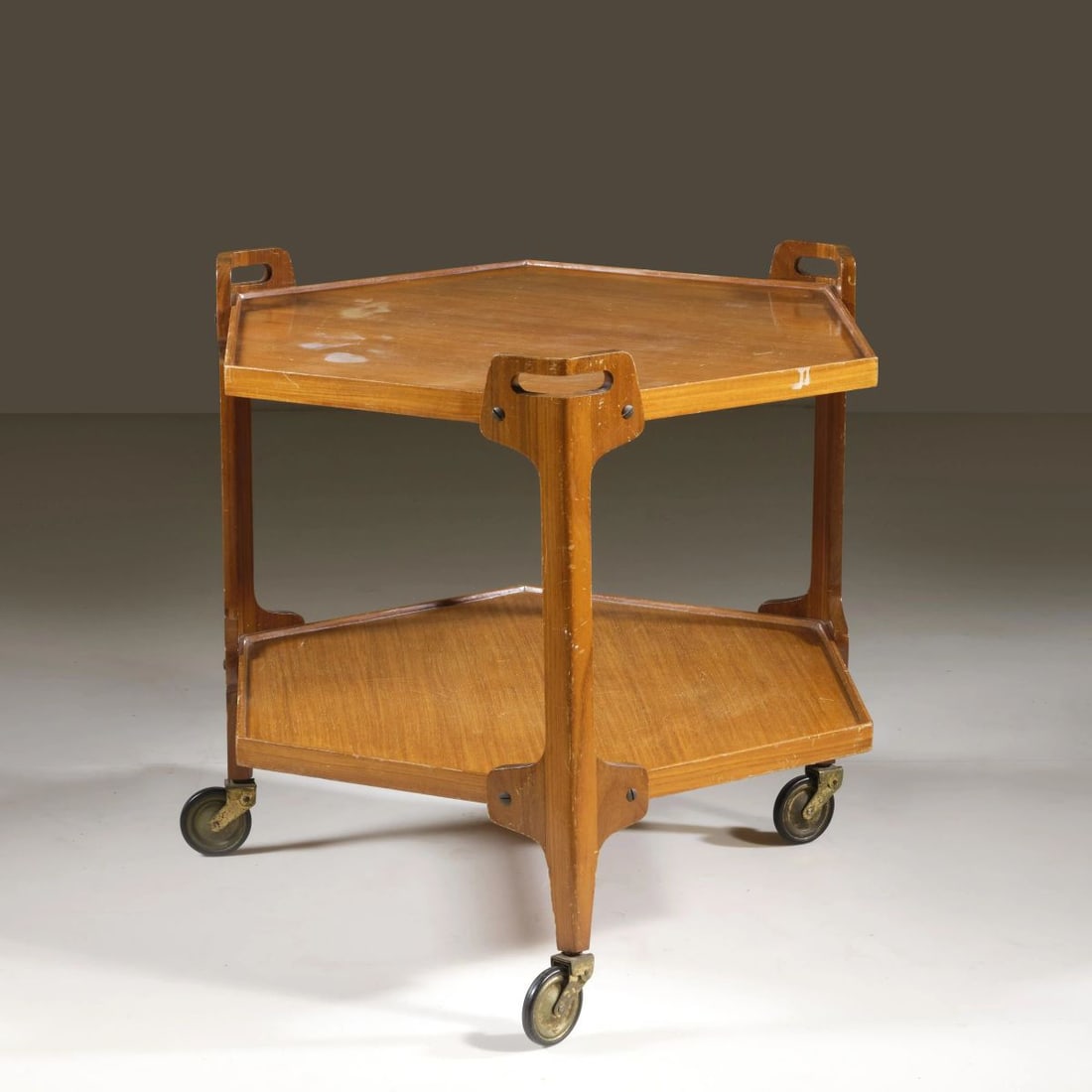 Attr. a Paolo Tilche WOODEN CART: Attr. a Paolo Tilche (Alessandria d'Egitto, 1925 – Milano, 2002) WOODEN CART CARRELLO in legno Produzione Italia, 1960 circa cm H67xL75,5xP67 