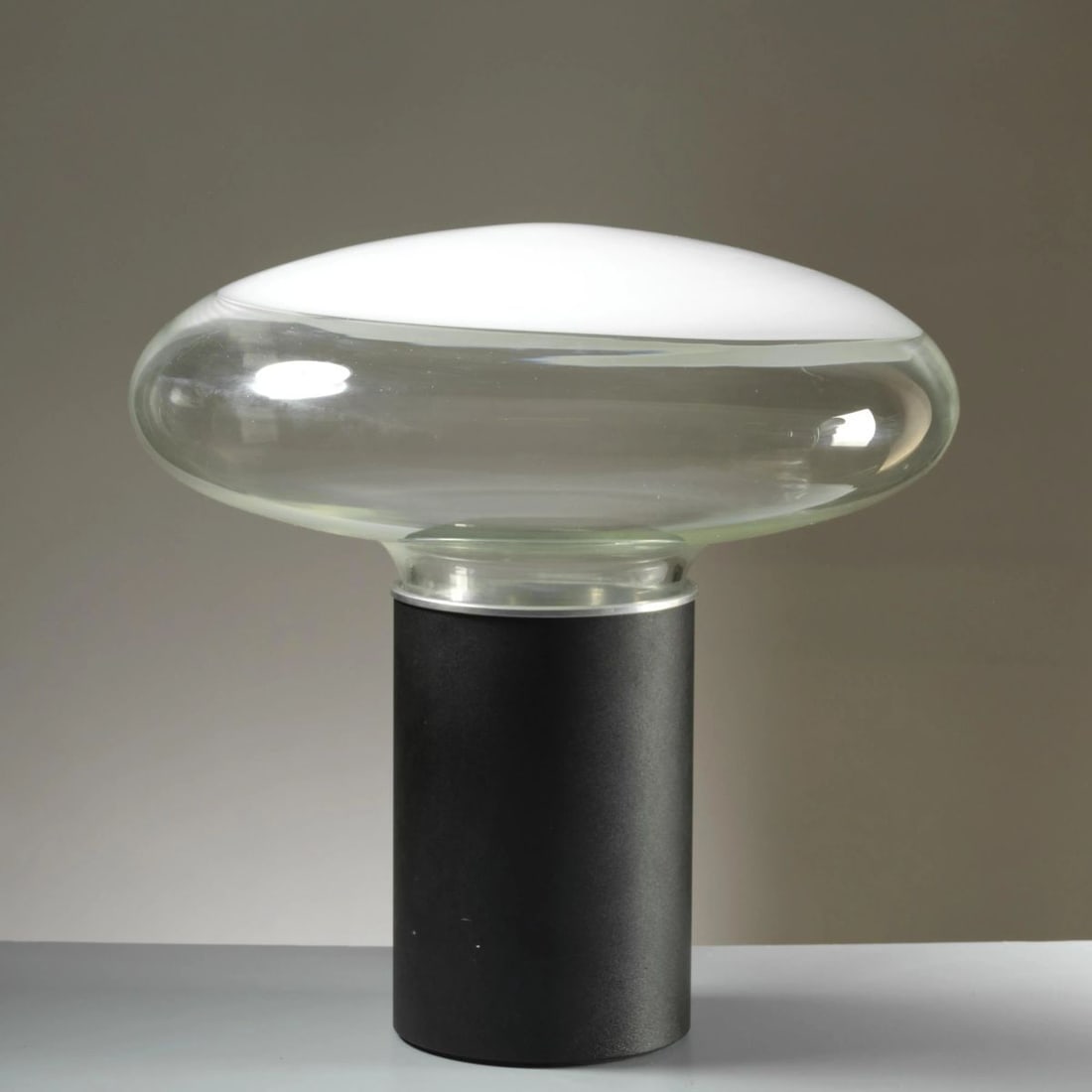 Roberto Pamio «GILL 45» TABLE LAMP: Roberto Pamio (Padova, 1930 - 2000) «GILL 45» TABLE LAMP LAMPADA DA TAVOLO MODELLO GILL 45 struttura in metallo e vetro Produzione Leucos, Italia, 1975 circa alt. cm 46 e diam. cm 47 Bibliografia di