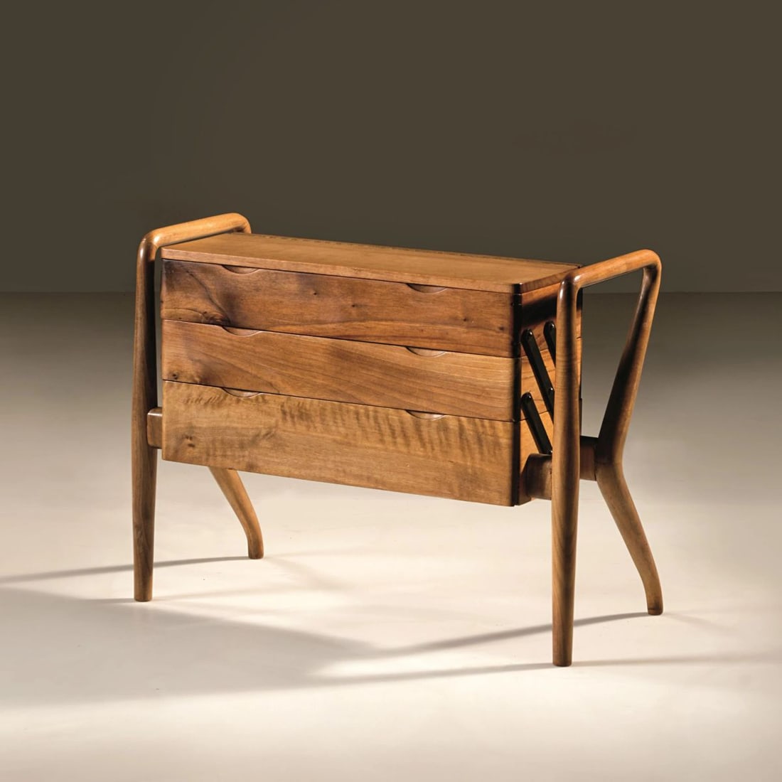 Gino Levi Montalcini WOODEN LOW TABLE: Gino Levi Montalcini (Milano, 1902 - Torino, 1974) WOODEN LOW TABLE TAVOLINO CONTENITORE In legno e ottone Produzione Italia, 1945 circa cm H46xL59xP32 Bibliografia di confronto I. De Guttry, M. P