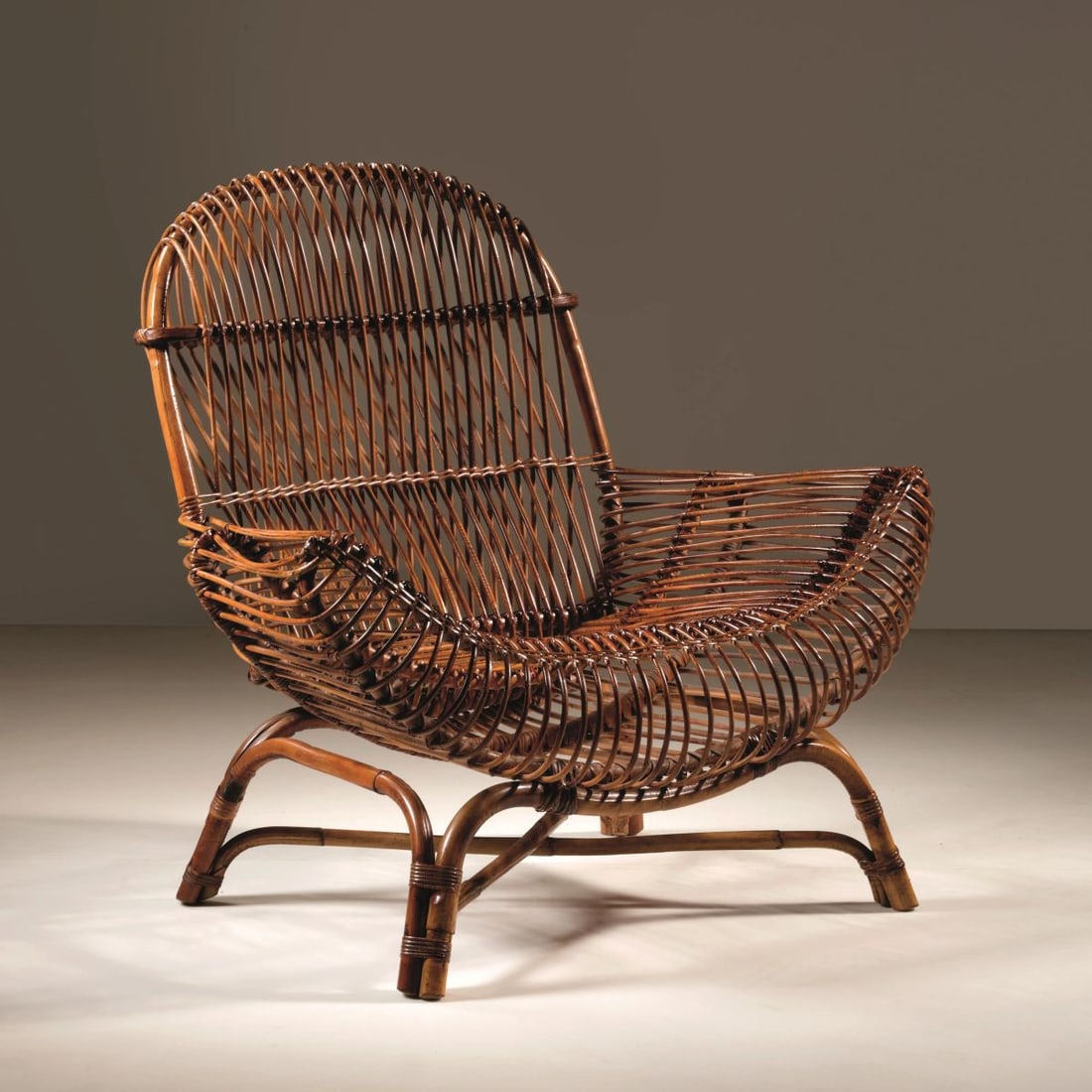 Paolo Tilche «OSCAR» WICKER ARMCHAIR: Paolo Tilche (Alessandria d'Egitto, 1925 - Milano, 2002) «OSCAR» WICKER ARMCHAIR POLTRONA MODELLO OSCAR in midollino Produzione Arform, Italia, 1960 circa cm H84xL102xP95 Bibliografia di confronto