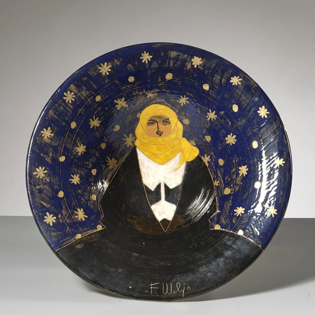 Federico Melis CERAMIC PLATE: Federico Melis (Bosa, 1891 - Urbania, 1969) CERAMIC PLATE PIATTO in ceramica con fondo blu e stelle firmato sul fronte in basso e sul retro Produzione Italia, 1930 circa alt. cm 6,5 e diam. cm 25