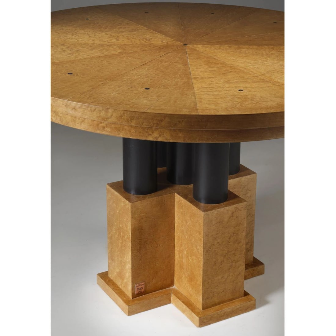 Michael Graves ARCADIA» ROUND WOODEN TABLE: Michael Graves (Indianapolis, 1934 - Princeton, 2015) «ARCADIA» ROUND WOODEN TABLE TAVOLO MODELLO ARCADIA in legno con intarsi ebanizzati e colonne laccate nero Etichetta del produttore alla base Pr