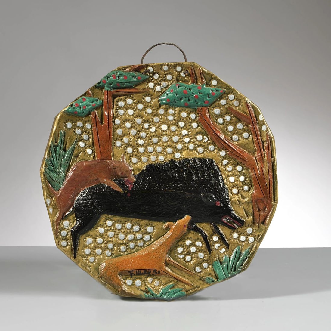 Federico Melis CERAMIC BAS-RELIEF WITH WOODEN BOARD: Federico Melis (Bosa, 1891 - Urbania, 1969) CERAMIC BAS-RELIEF WITH WOODEN BOARD BASSORILIEVO RAFFIGURANTE CACCIA DEL CINGHIALE in ceramica firmato, datato e titolato sul retro firmato e datato in bas