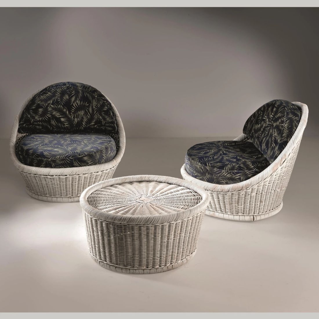 Vivai del sud: Vivai del sud A COUPLE OF ARMCHAIRS AND A LOW TABLE, WICKER STRUCTURE COPPIA DI POLTRONE E UN TAVOLINO struttura in vimini, seduta in tessuto nei toni del verde Produzione Vivai del