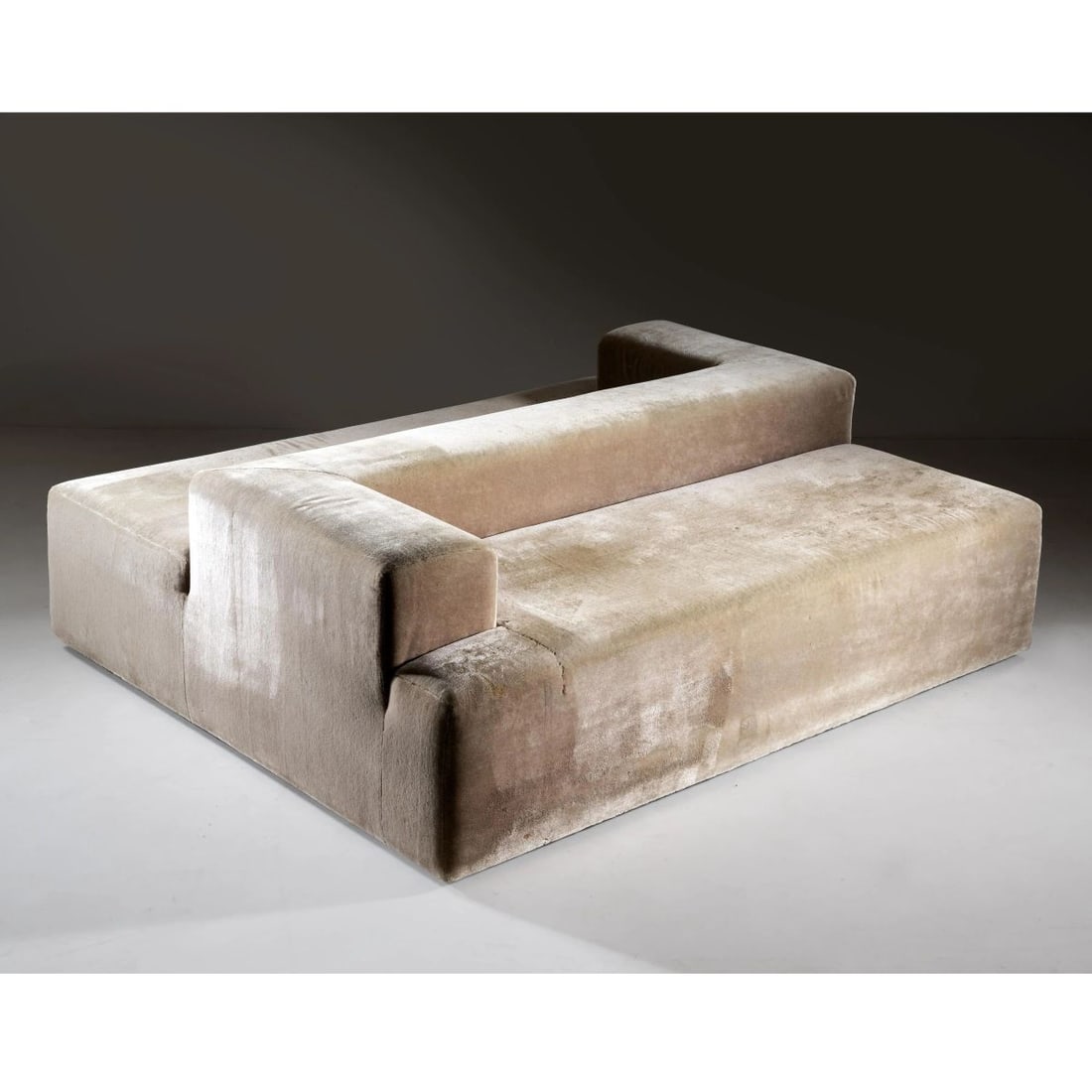 SOFA, BEIGE FABRIC UPHOLSTERED: SOFA, BEIGE FABRIC UPHOLSTERED DIVANO imbottito e rivestito in tessuto nei toni del beige Produzione Italia, 1990 circa cm H70xL210xP175 