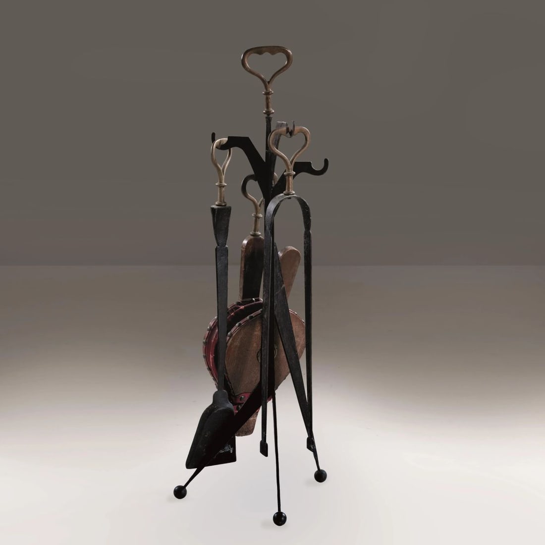 Ico Parisi: Ico Parisi (Palermo, 1916 - Como, 1996) METAL FIREPLACE SET SET DA CAMINO in metallo Produzione Italia, 1955 circa cm H66,5xL20xP20 Il lotto è accompagnato da autentica