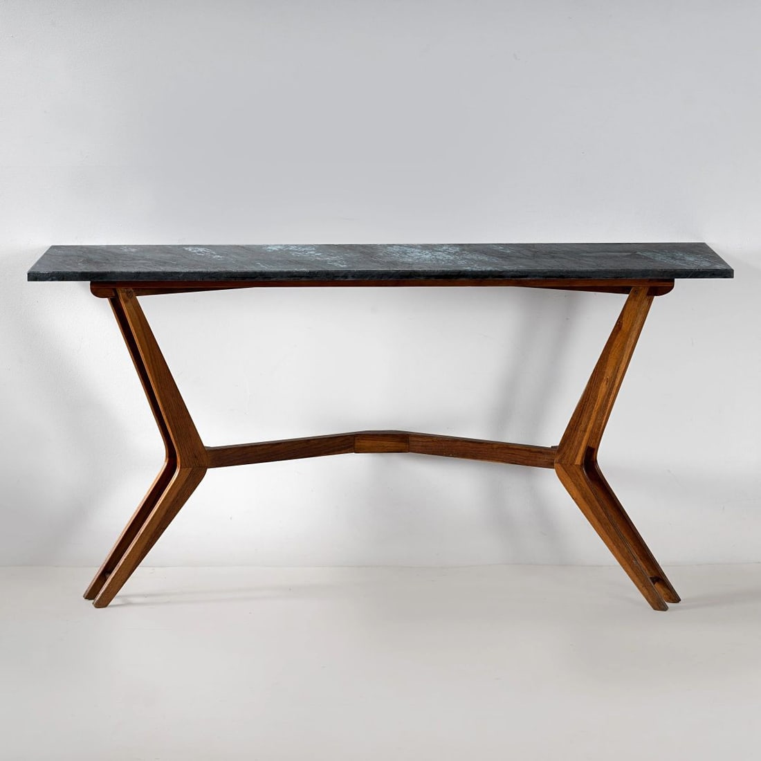 CONSOLLE, WOODEN STRUCTURE, GREEN MARBLE TOP: CONSOLLE, WOODEN STRUCTURE, GREEN MARBLE TOP CONSOLLE struttura in legno, ripiano in marmo verde Produzione Italia, 1955 circa cm H79xL154xP42 