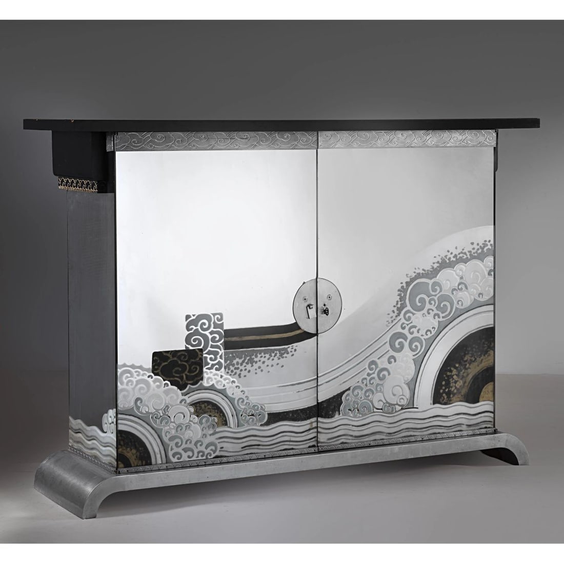 Vittorio Zecchin: Vittorio Zecchin (Murano, 1878 - 1947) WOODEN AND MIRROR SIDEBOARD, METAL DETAILS CREDENZA in legno, rivestita in specchio, dettagli in metallo Produzione Italia, 1930 circa cm