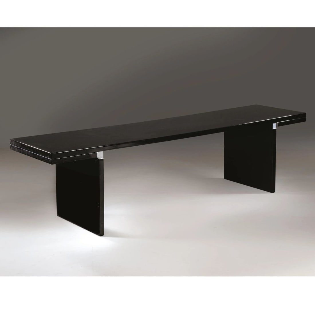 Carlo Scarpa: Carlo Scarpa (Venezia, 1906 - Sendai, 1978) «ORSEOLO» TABLE BLACK LACQUERED WOODEN STRUCTURE TAVOLO MODELLO ORSEOLO struttura in legno laccato nero, dettagli in metallo 