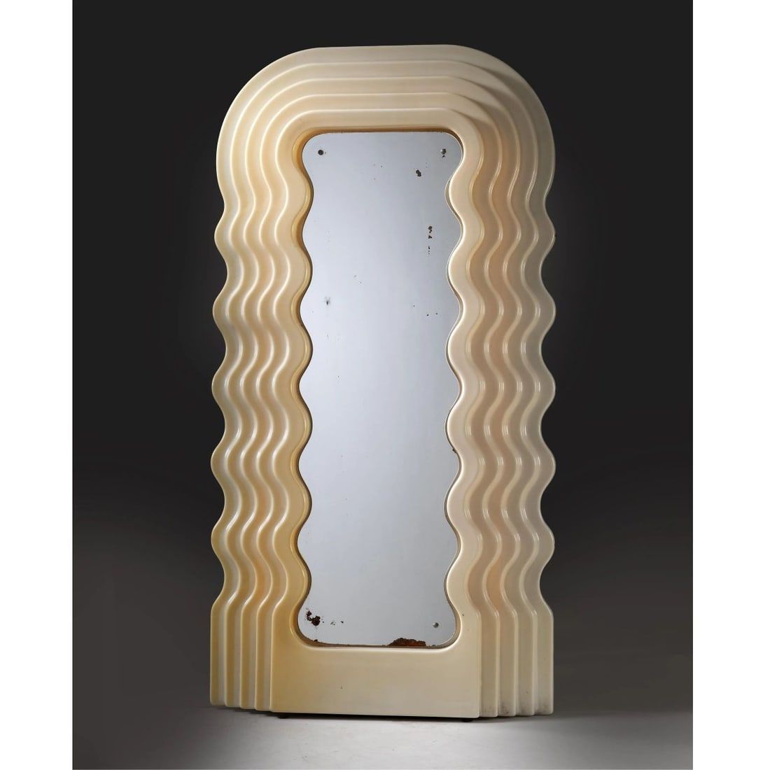 Ettore Sottsass: Ettore Sottsass (Innsbruck, 1917 - Milano, 2007) «ULTRAFRAGOLA» MIRROR SPECCHIO MODELLO ULTRAFRAGOLA in materiale plastico e specchio Produzione Poltronova, Agliana,