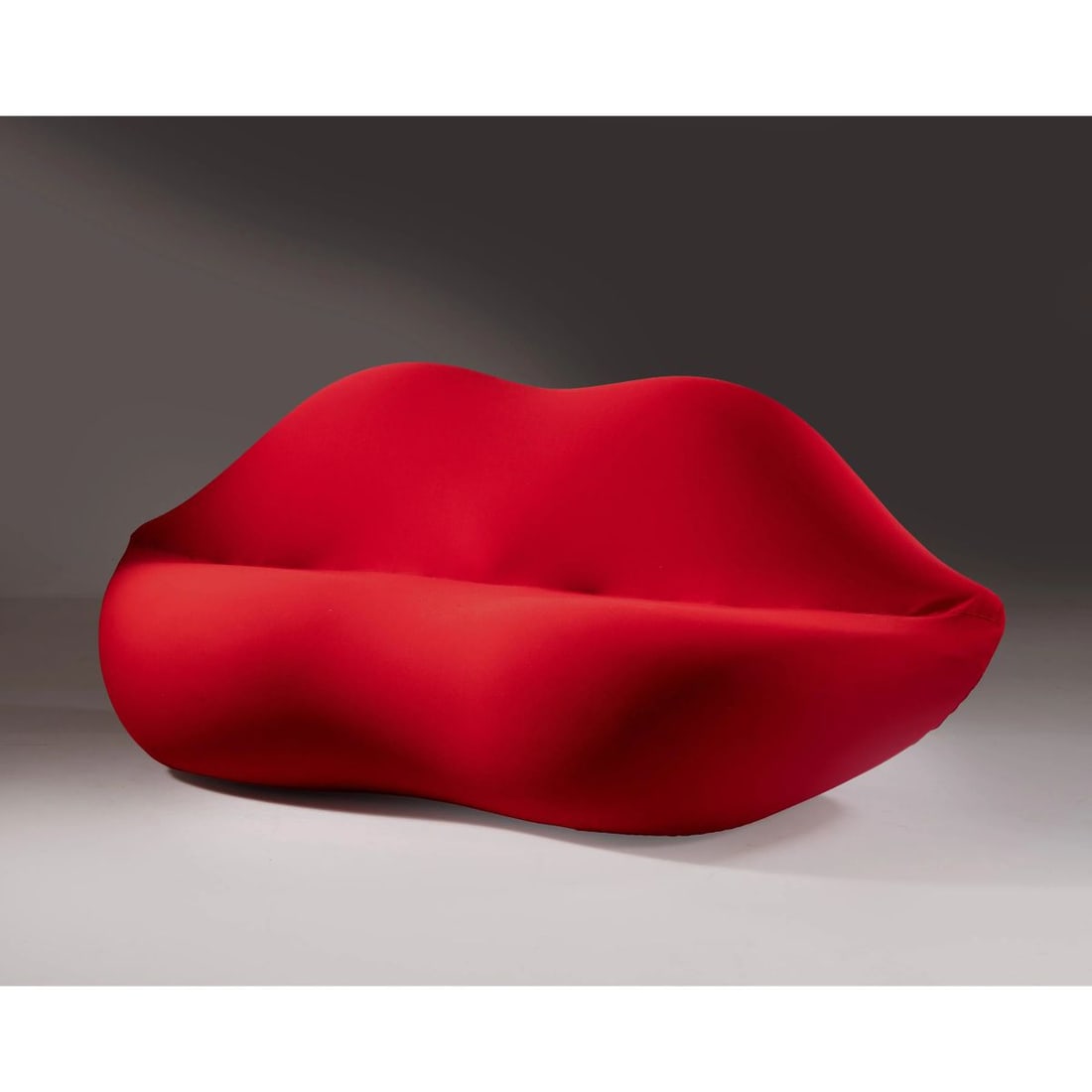Studio 65: Studio 65 A «BOCCA» SOFA, RED FABRIC UPHOLSTERED DIVANO MODELLO BOCCA Imbottito e rivestito in tessuto nei toni del rosso Produzione Gufram, Italia, 1972 cm