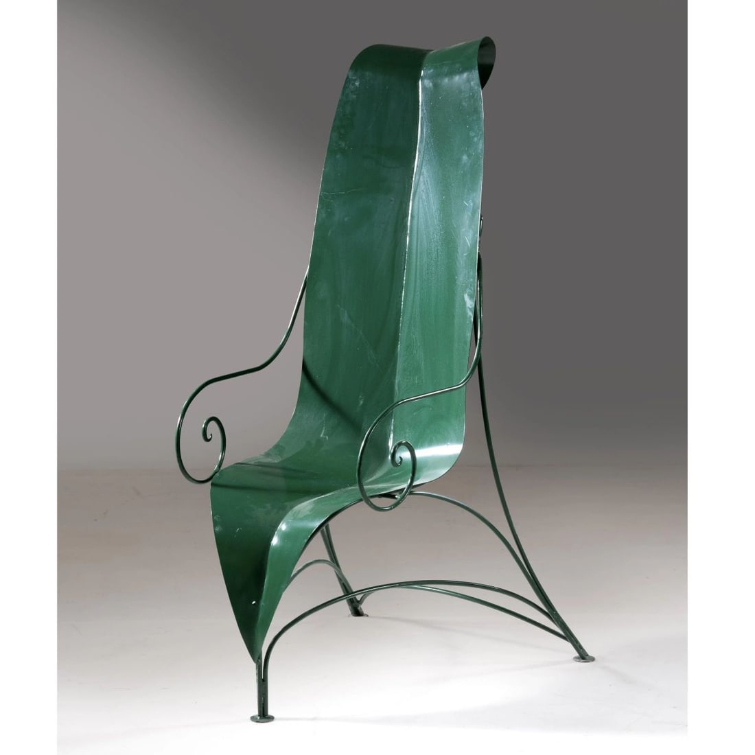 Fabrizio Corneli: Fabrizio Corneli (Firenze, 1958) GREEN LACQUERED METAL ARMCHAIR POLTRONA FOGLIA in metallo laccato nei toni del verde Produzione Mirabili, Italia, 1980 circa cm H113xL50xP85 