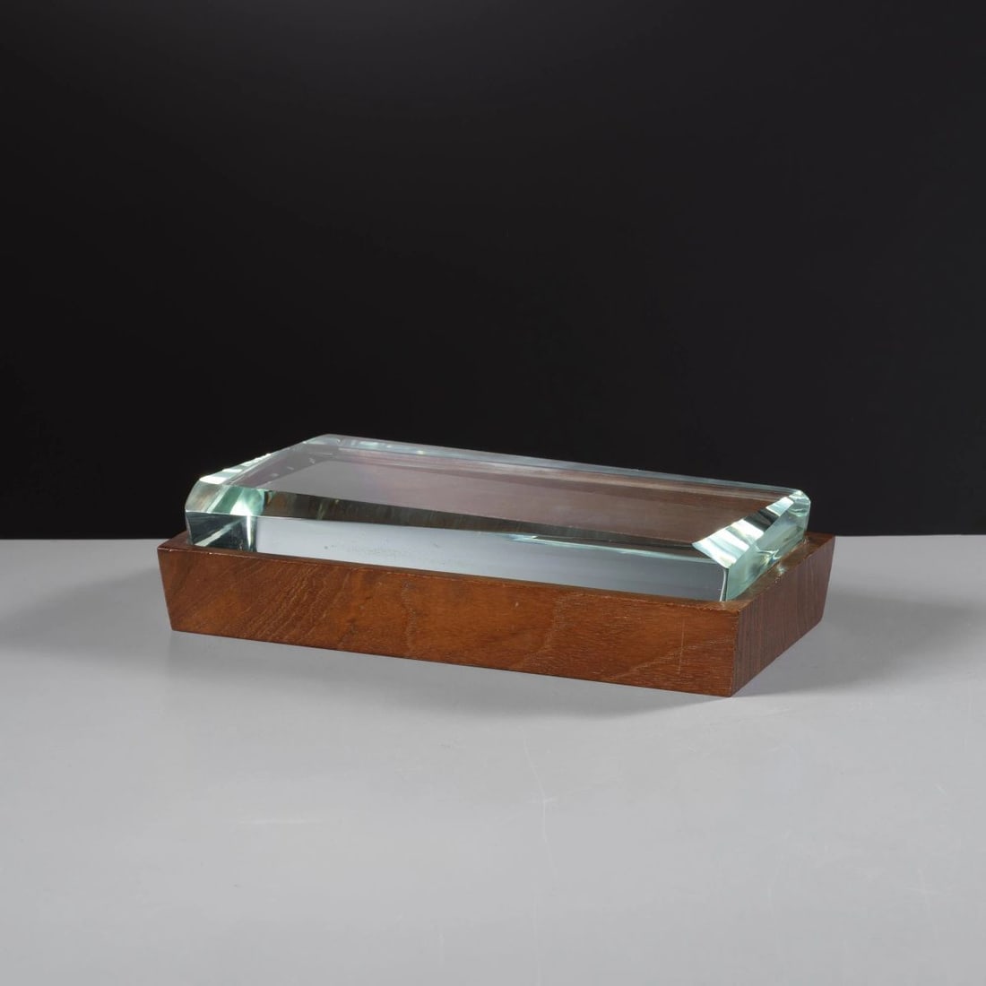 Fontana Arte: Fontana Arte WOODEN AND GLASS BOX SCATOLA in legno e vetro Produzione Fontana Arte, Italia, 1940 circa cm H5xL20xP9,5 