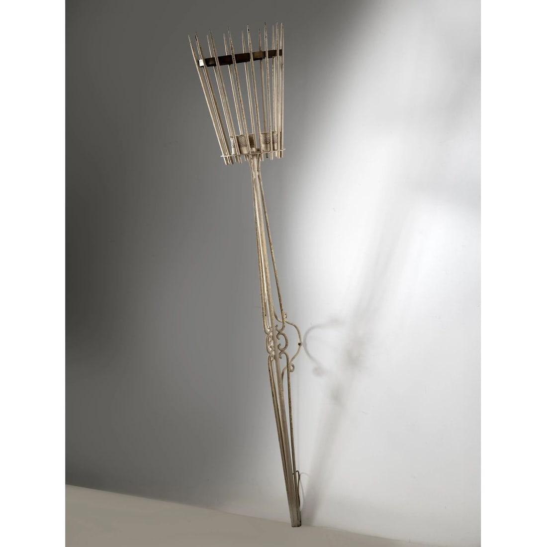 BIG WHITE LACQUERED METAL TORCHER: BIG WHITE LACQUERED METAL TORCHER GRANDE TORCIERA in metallo laccato nei toni del bianco Produzione Italia, 1940 circa cm H193xL36xP40 