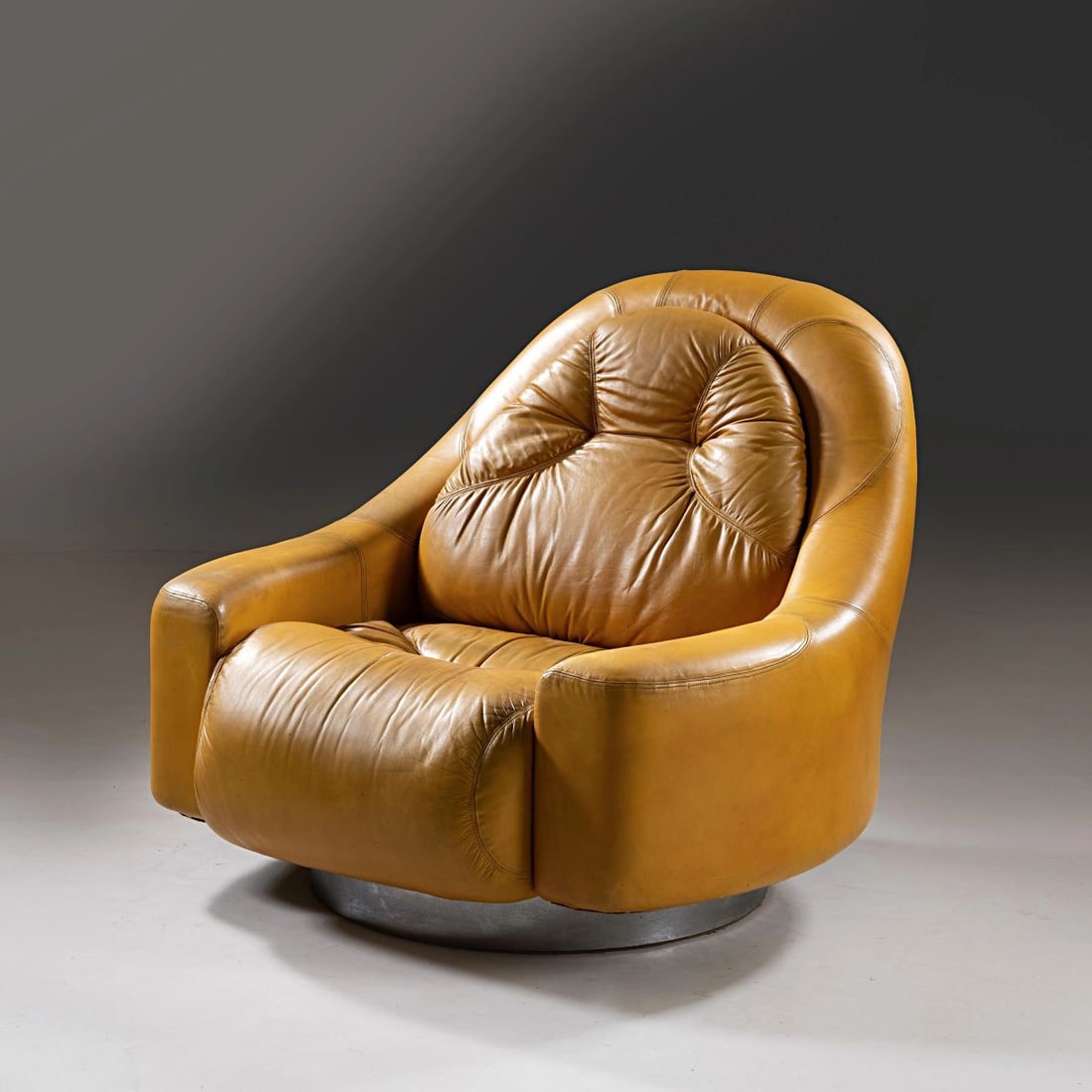 Guido Faleschini: Guido Faleschini (Sec. XX) ARMCHAIR, YELLOW LEATHER UPHOLSTERED POLTRONA MODELLO PACE imbottita e rivestita in pelle nei toni del giallo Produzione Mariani, Italia, 1975 circa cm