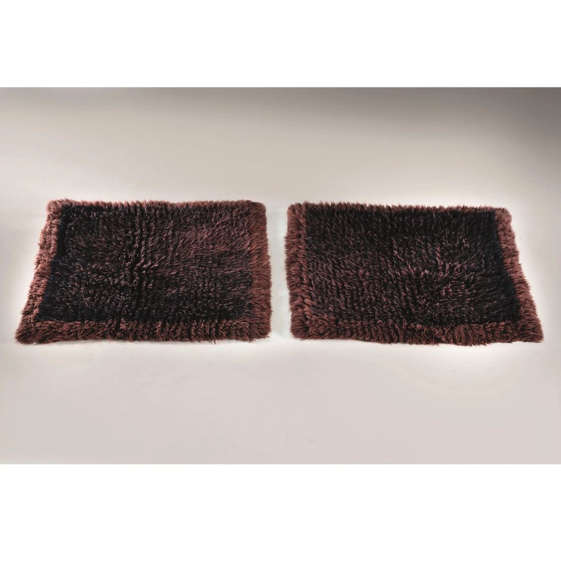 Renata Bonfanti: Renata Bonfanti (Bassano del Grappa, 1929 - 2018) A COUPLE OF RUGS COPPIA DI TAPPETI SCENDILETTO in tessuto nei toni del marrone Produzione Italia, 1950 circa etichetta sul retro