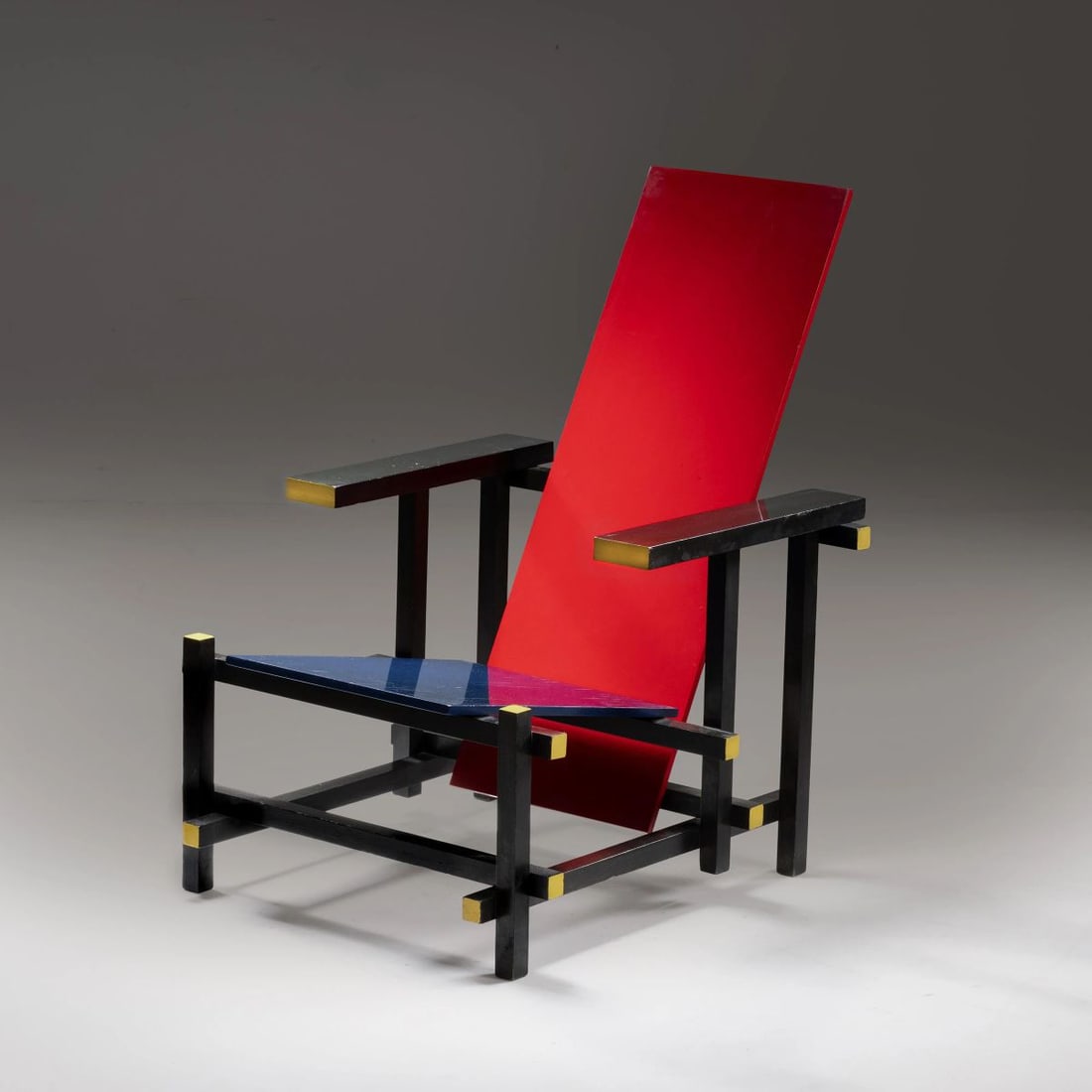 Gerrit Thomas Rietveld: Gerrit Thomas Rietveld (Utrecht, 1888 - 1964) «635 RED AND BLUE» ARMCHAIR, LACQUERED WOODEN STRUCTURE POLTRONA MODELLO 635 RED AND BLUE in legno laccato nei toni del