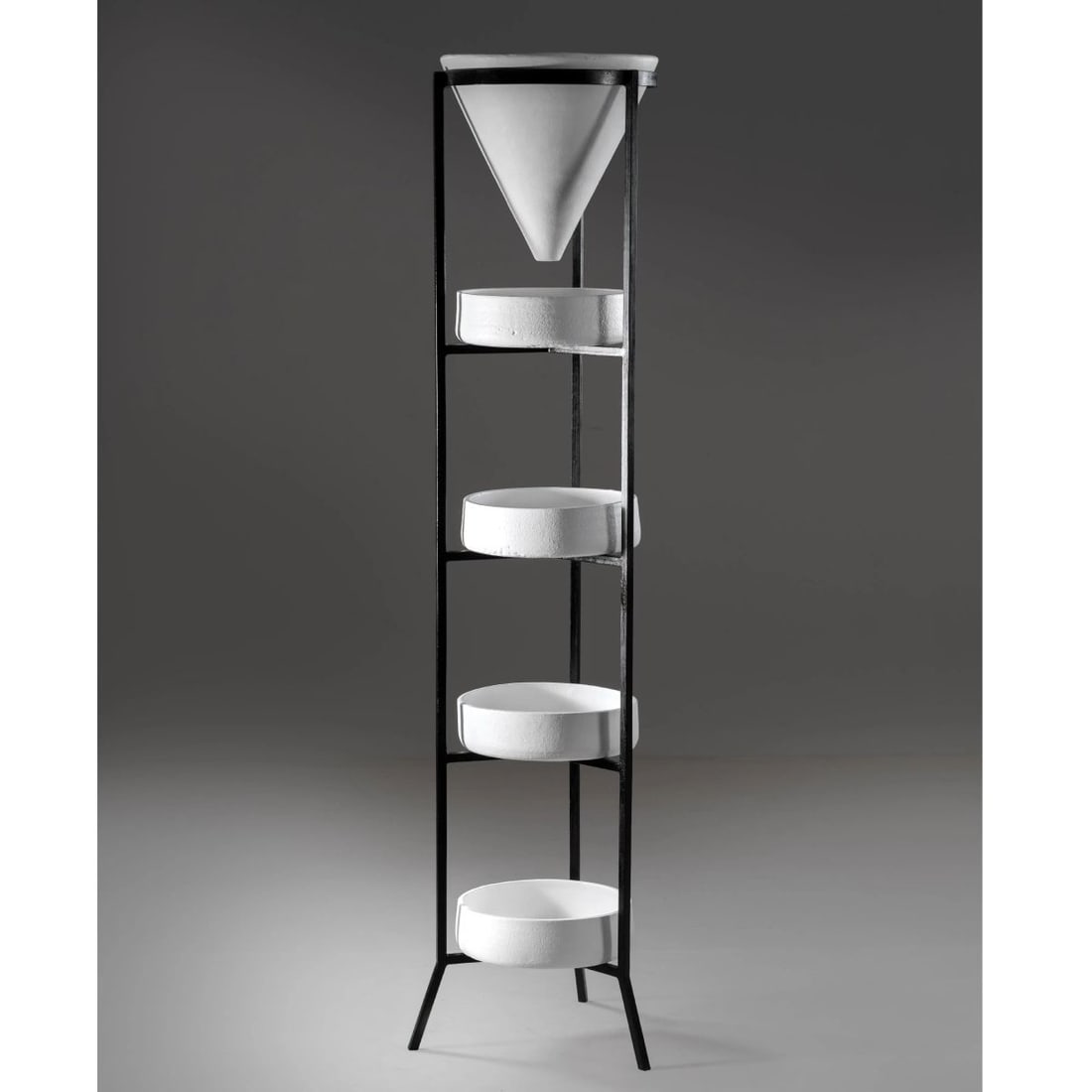 Franco Campo e: Franco Campo e (1926) Carlo Graffi (1925 - 1985) METAL AND CERAMIC PORTO HOLDER FIORIERA MODELLO PORTO in metallo e ceramica Produzione Home, Italia, 1960 circa Marchio del