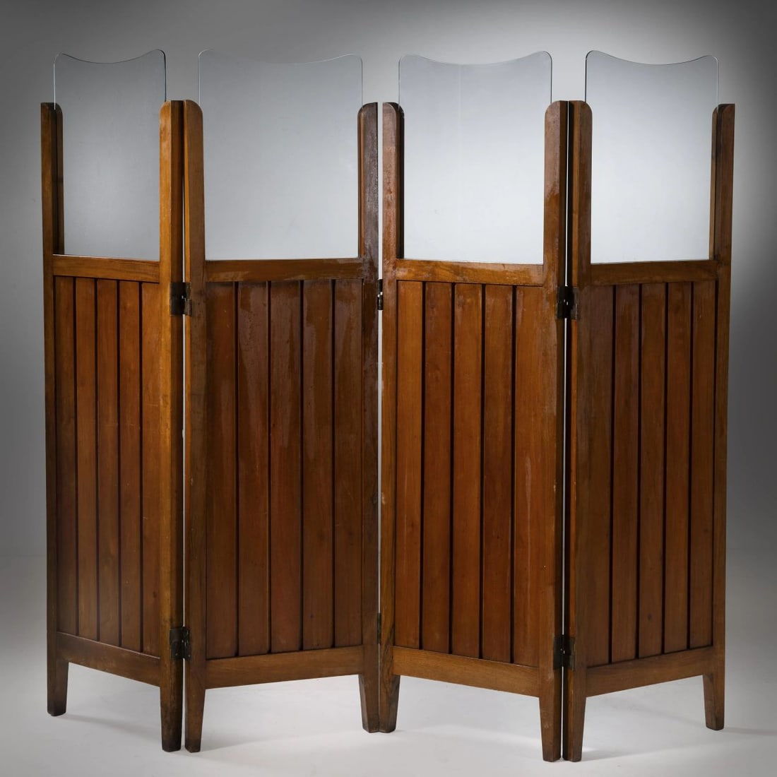 Gio Ponti: Gio Ponti (Milano, 1891 - 1979) GLASS AND WOODEN SCREEN PARAVENTO in legno e vetro Produzione Italia, 1940 circa cm H167,5xL47,5xP4 Il lotto è accompagnato da un
