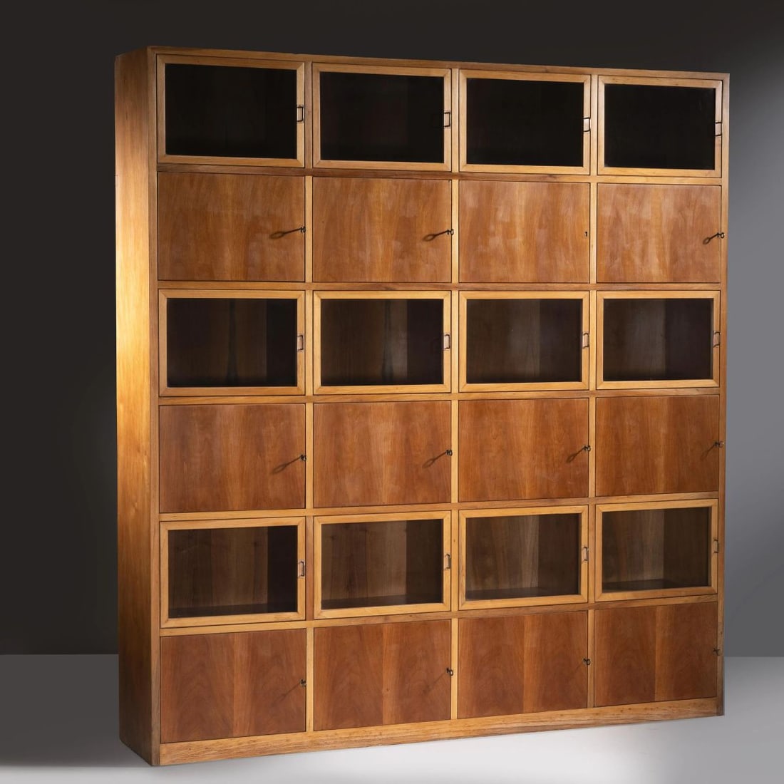 Carlo De Carli: Carlo De Carli (Milano, 1910 - 1999) WOODEN AND GLASS SHOWCASE VETRINA esemplare unico realizzato per Casa Galli, Milano in legno e vetro Produzione Italia, 1949 cm