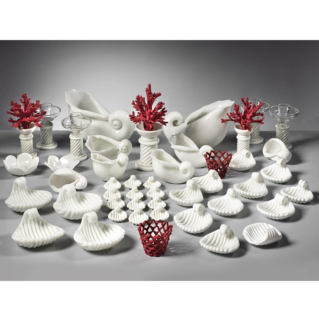 Fulvio Bianconi: Fulvio Bianconi (Padova, 1915 - Milano, 1996) Carlo Scarpa (Venezia, 1906 - Sendai, 1978) TABLE GLASS SET SET DI ARREDO PER LA TAVOLA in vetro nei toni del bianco e del rosso 