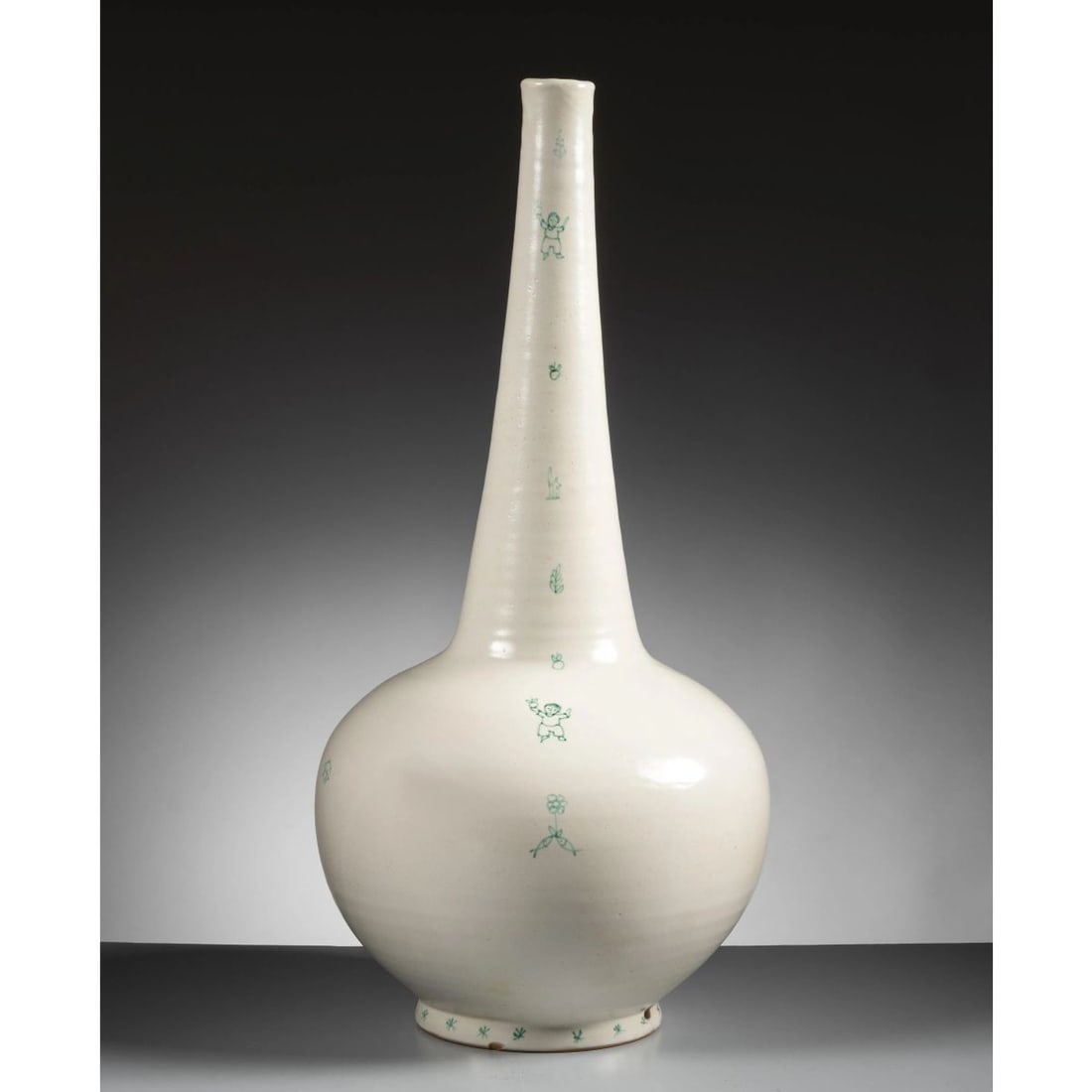 Matteo Rispoli: Matteo Rispoli WHITE CERAMIC LAMP BASE BASE DI LAMPADA in ceramica nei toni del bianco e verde Produzione RI.FA., Vietri, 1965 circa Firmato alla base alt. cm 52 e diam. cm 25