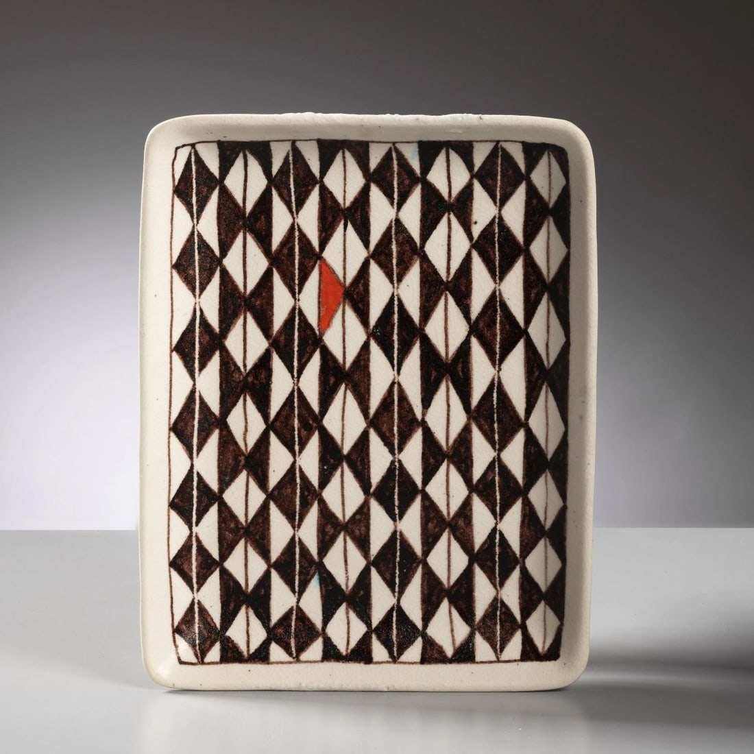 Guido Gambone: Guido Gambone (Montella, 1909 - Firenze, 1969) BLACK, RED AND WHITE CERAMIC PLATE PIATTO in ceramica nei toni del nero, del bianco e del rosso Produzione Italia, 1960 circa firma