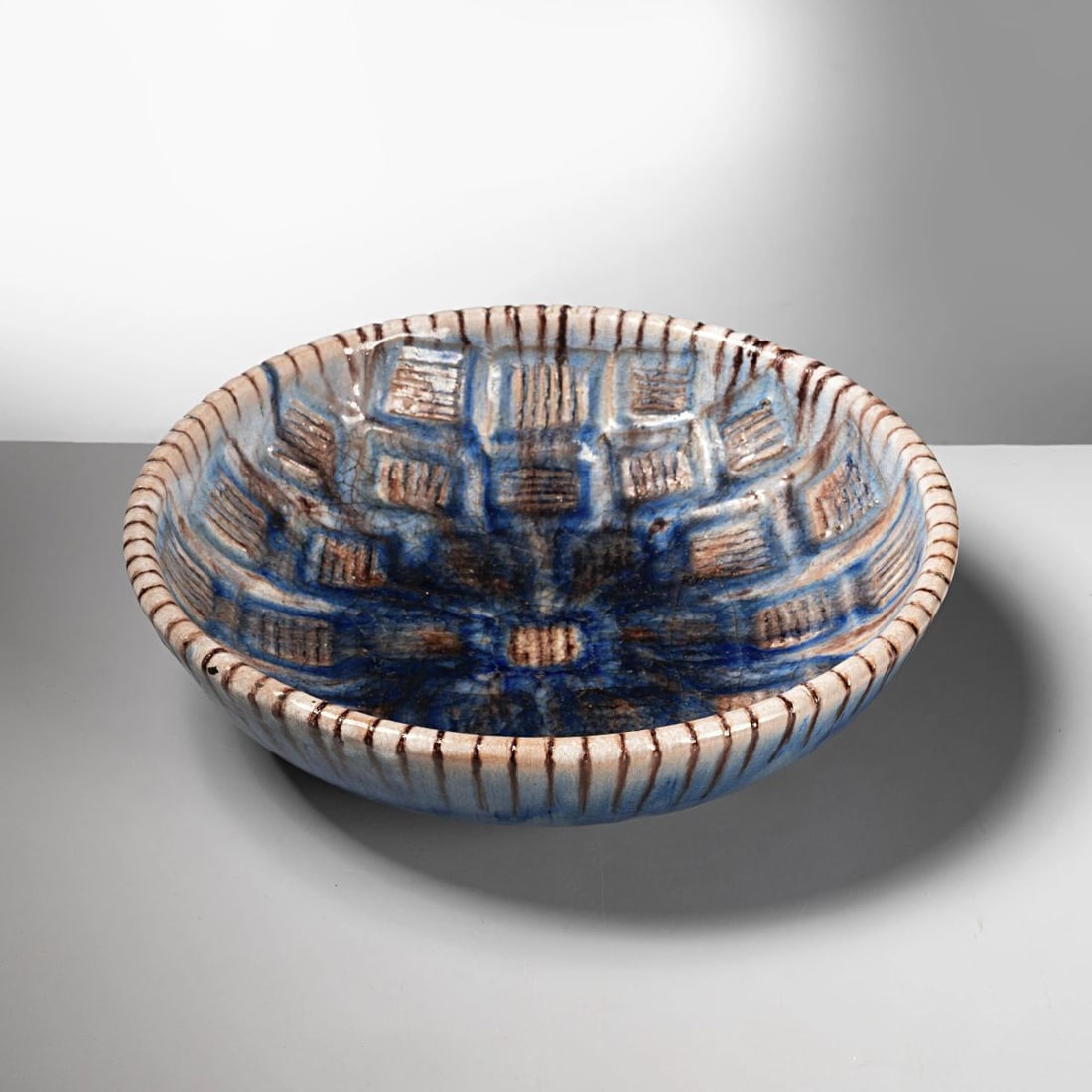 Guido Gambone: Guido Gambone (Montella, 1909 - Firenze, 1969) RED AND BLUE CERAMIC BOWL CIOTOLA in ceramica nei toni del blu e del rosso Produzione Italia, 1950 circa firma sul fondo alt. cm