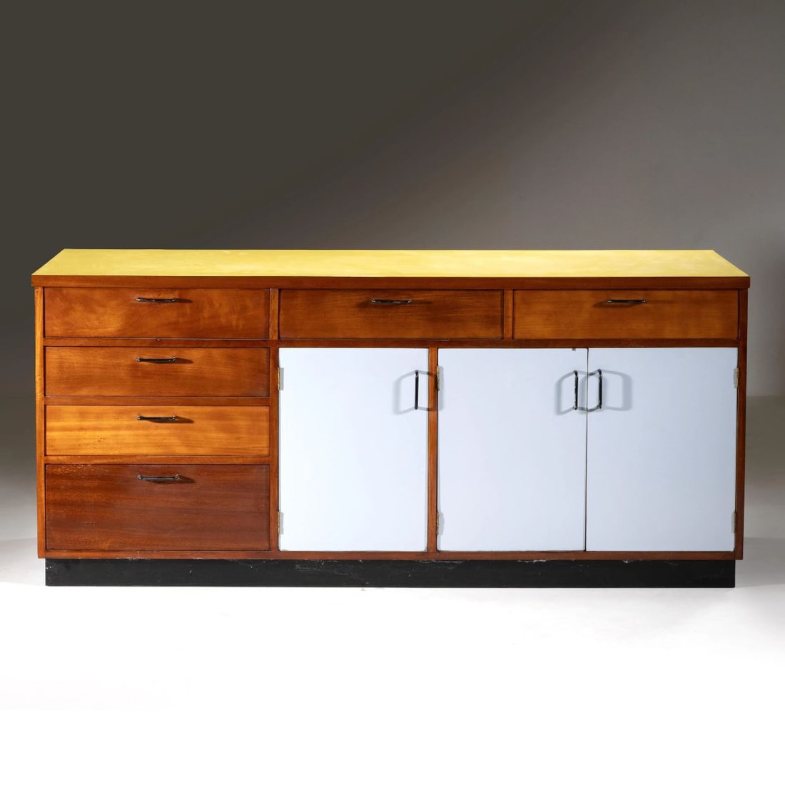 Edoardo Gellner: Edoardo Gellner (Abbazie, 1909 - Belluno, 2004) WOODEN SIDEBOARD CREDENZA in legno Produzione Italia, 1955 cm H81xL180xP61 Bibliografia di confronto M. Pozzetto, M.