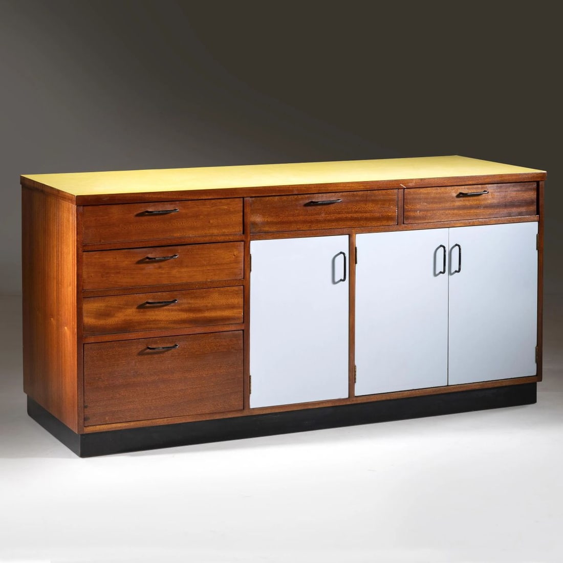 Edoardo Gellner: Edoardo Gellner (Abbazie, 1909 - Belluno, 2004) WOODEN SIDEBOARD CREDENZA in legno Produzione Italia, 1955 cm H83xL170xP61 Bibliografia di confronto M. Pozzetto, M.