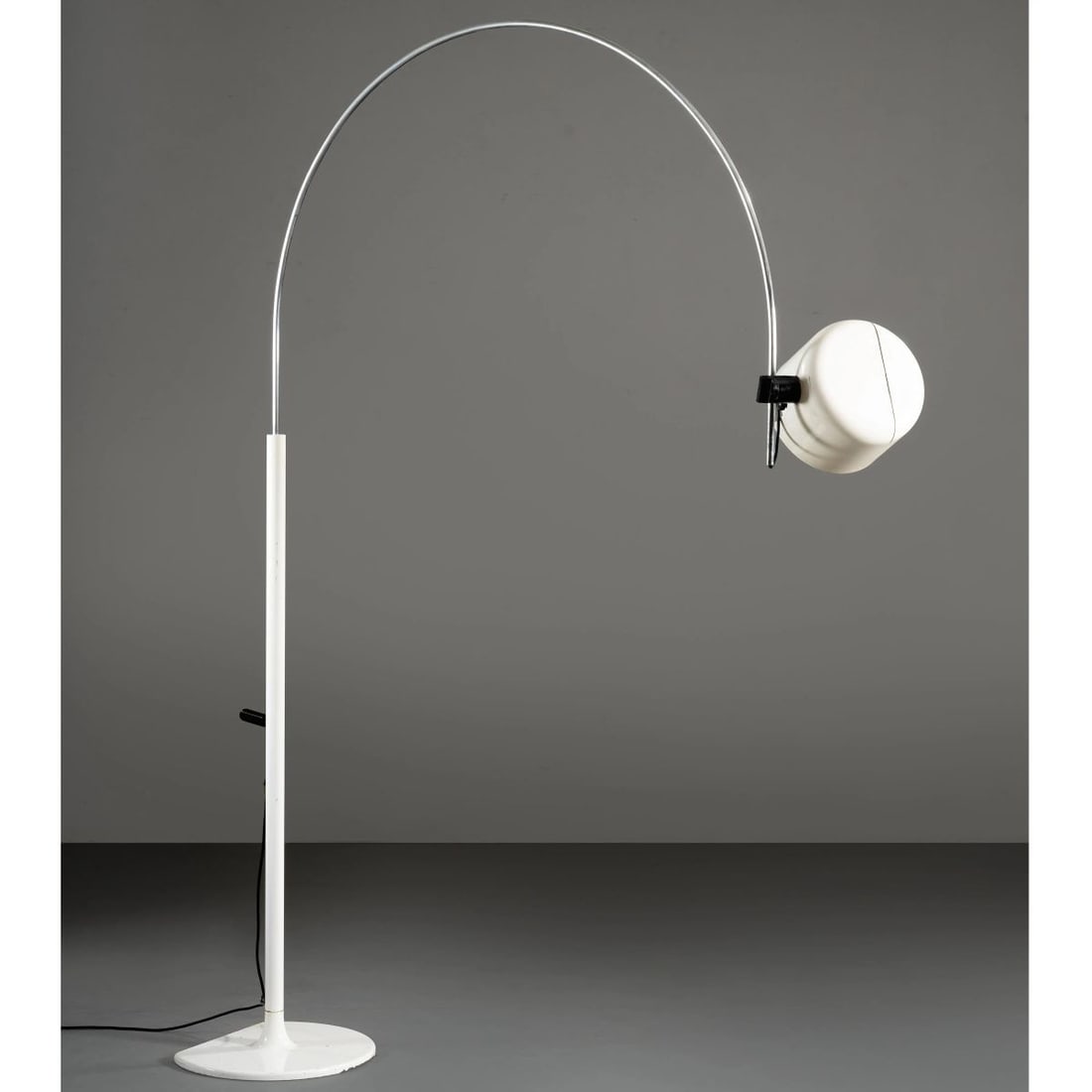 Joe Colombo: Joe Colombo (Milano, 1930 - 1971) «COUPE’» FLOOR LAMP LAMPADA DA TERRA MODELLO COUPE’ in metallo Produzione Oluce, Italia, 1967 cm H190xL150xP30 Bibliografia di