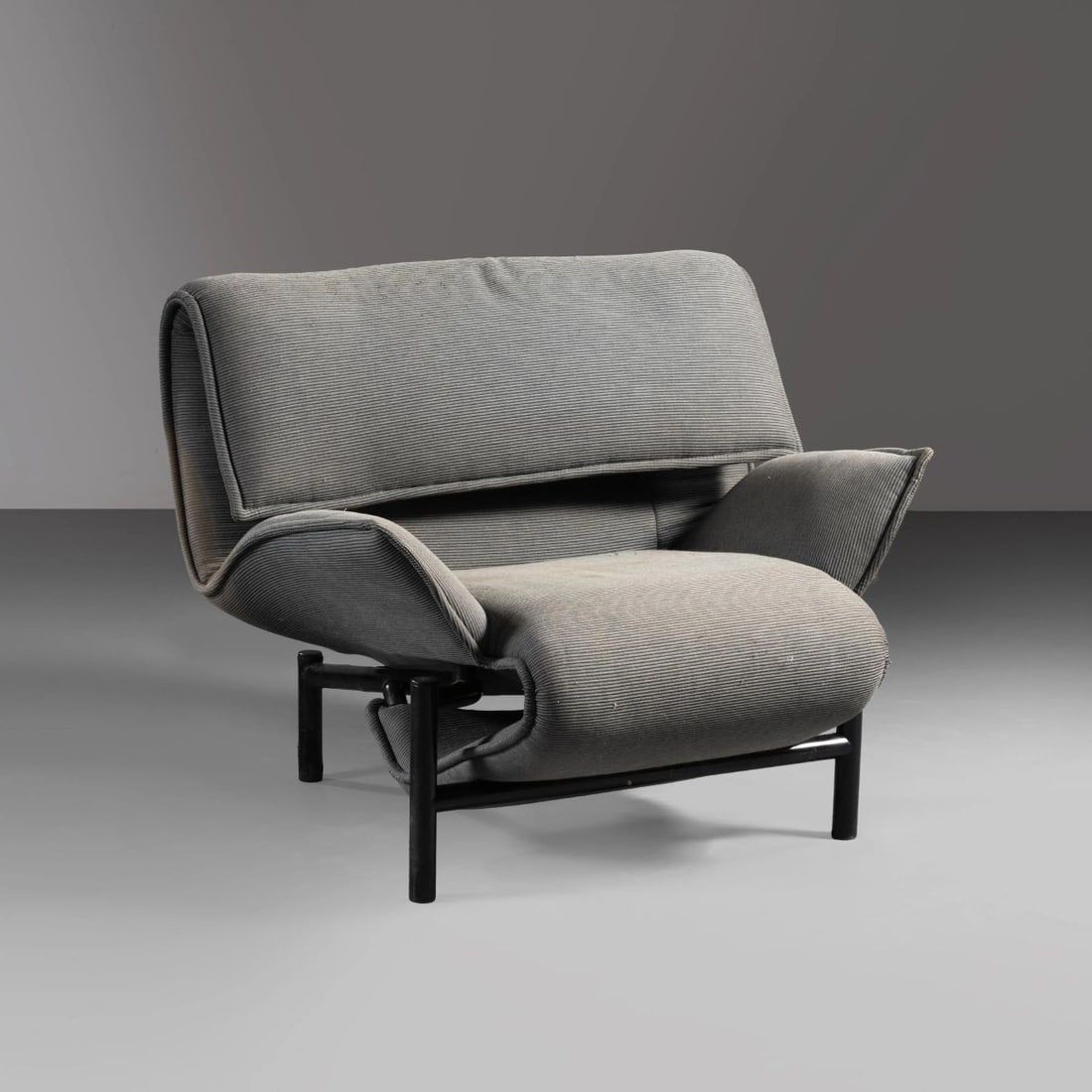 Vico Magistretti: Vico Magistretti (Milano, 1920 - 2006) «VERANDA» ARMCHAIR, METAL STRUCTURE, GRAY FABRIC UPHOSTERY POLTRONA MODELLO VERANDA struttura in metallo, rivestimento in tessuto nei toni
