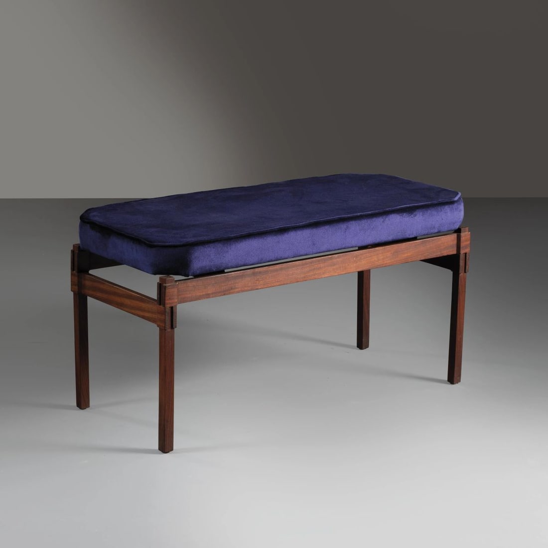 WOODEN BENCH, BLUE FABRIC UPHOLSTERED SEAT: WOODEN BENCH, BLUE FABRIC UPHOLSTERED SEAT PANCA in legno, cuscino rivestito in tessuto nei toni del blu Produzione Italia, 1970 circa cm H48xL92xP41