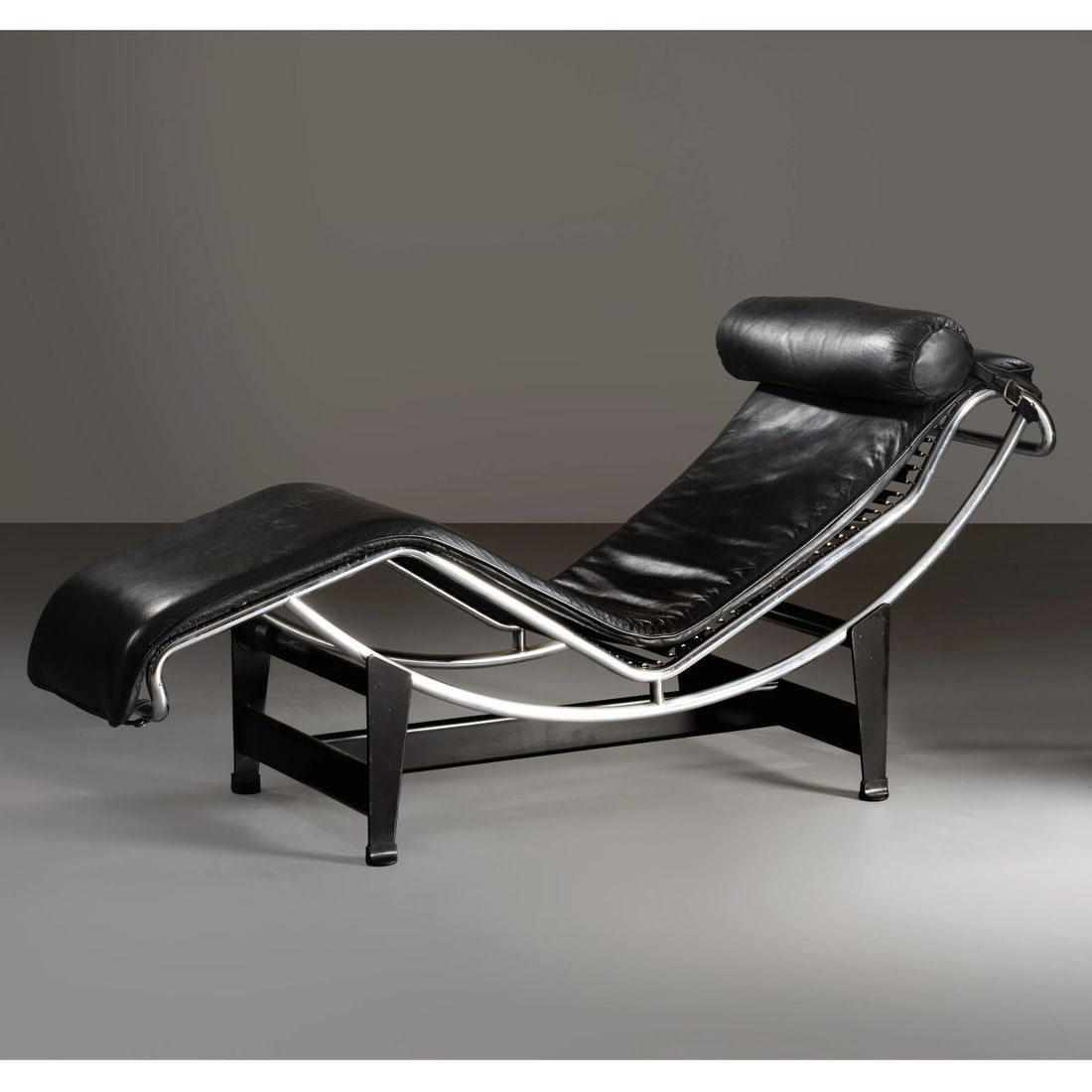 Le Corbusier, Pierre Jeanneret, Charlotte Perriand: Le Corbusier, Pierre Jeanneret, Charlotte Perriand A COUPLE OF «LC4» ARMCHAIRS CHAISE LONGUE MODELLO LC4 in metallo, rivestita in pelle nei toni del nero Produzione Cassina,