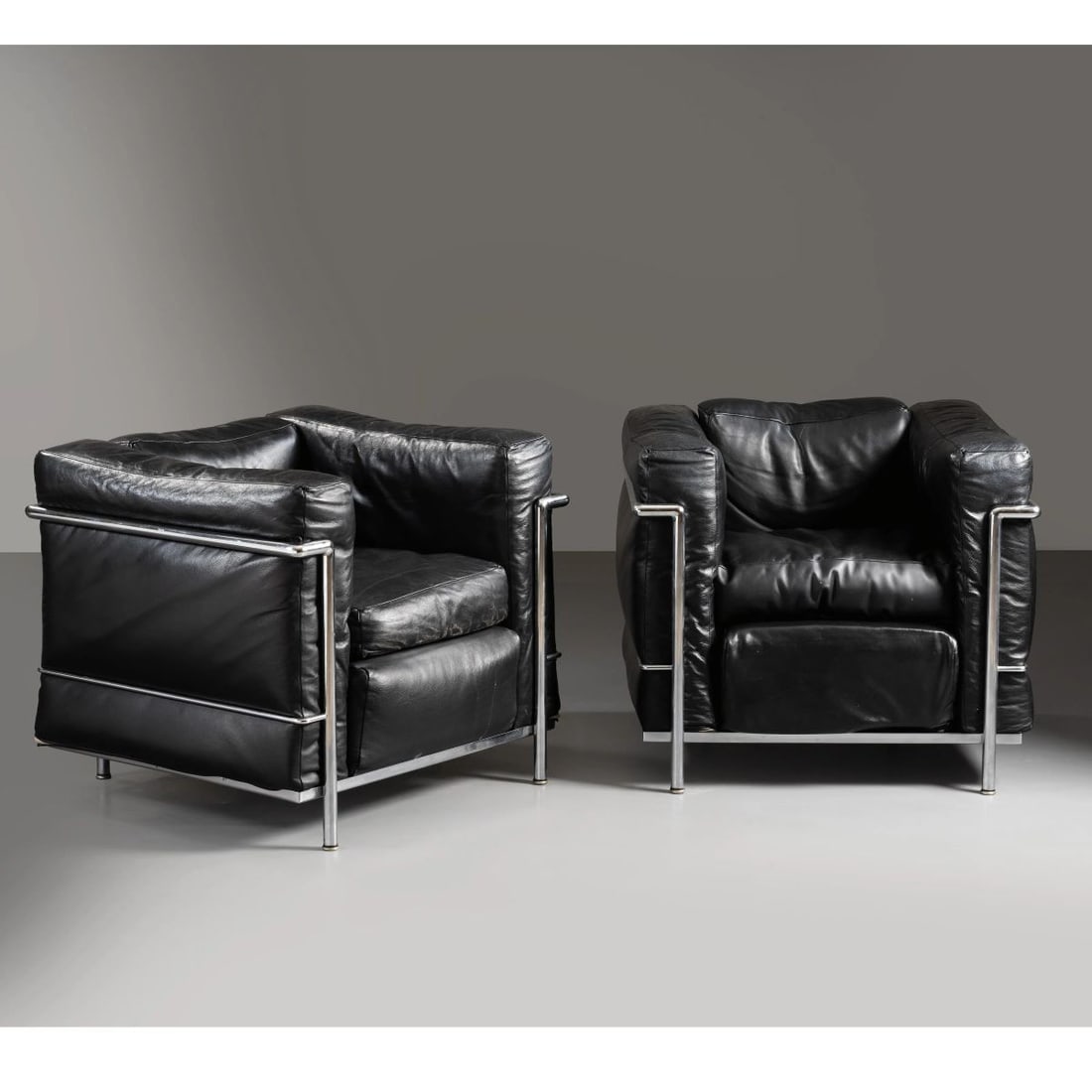 Le Corbusier, Pierre Jeanneret, Charlotte Perriand: Le Corbusier, Pierre Jeanneret, Charlotte Perriand A COUPLE OF «LC2» ARMCHAIRS COPPIA DI POLTRONE LC3 struttura in metallo, imbottite e rivestite in pelle nei toni del nero