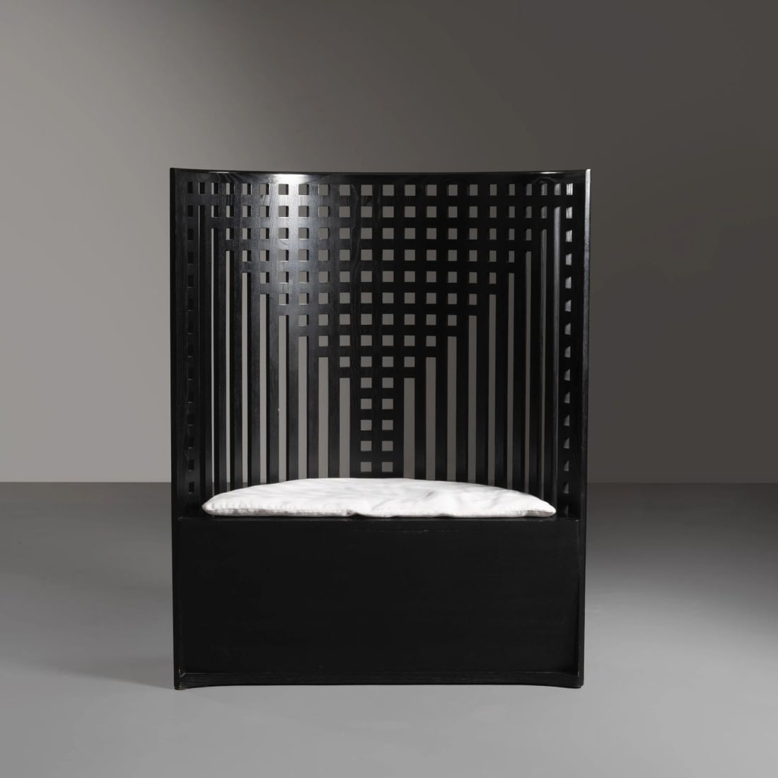 Charles Rennie Mackintosh: Charles Rennie Mackintosh (Glasgow, 1868 - Londra, 1921) «WILLOW 1» ARMCHAIR POLTRONA MODELLO WILLOW 1 in legno laccato nei toni del nero Produzione Cassina, Italia, 1980 circa