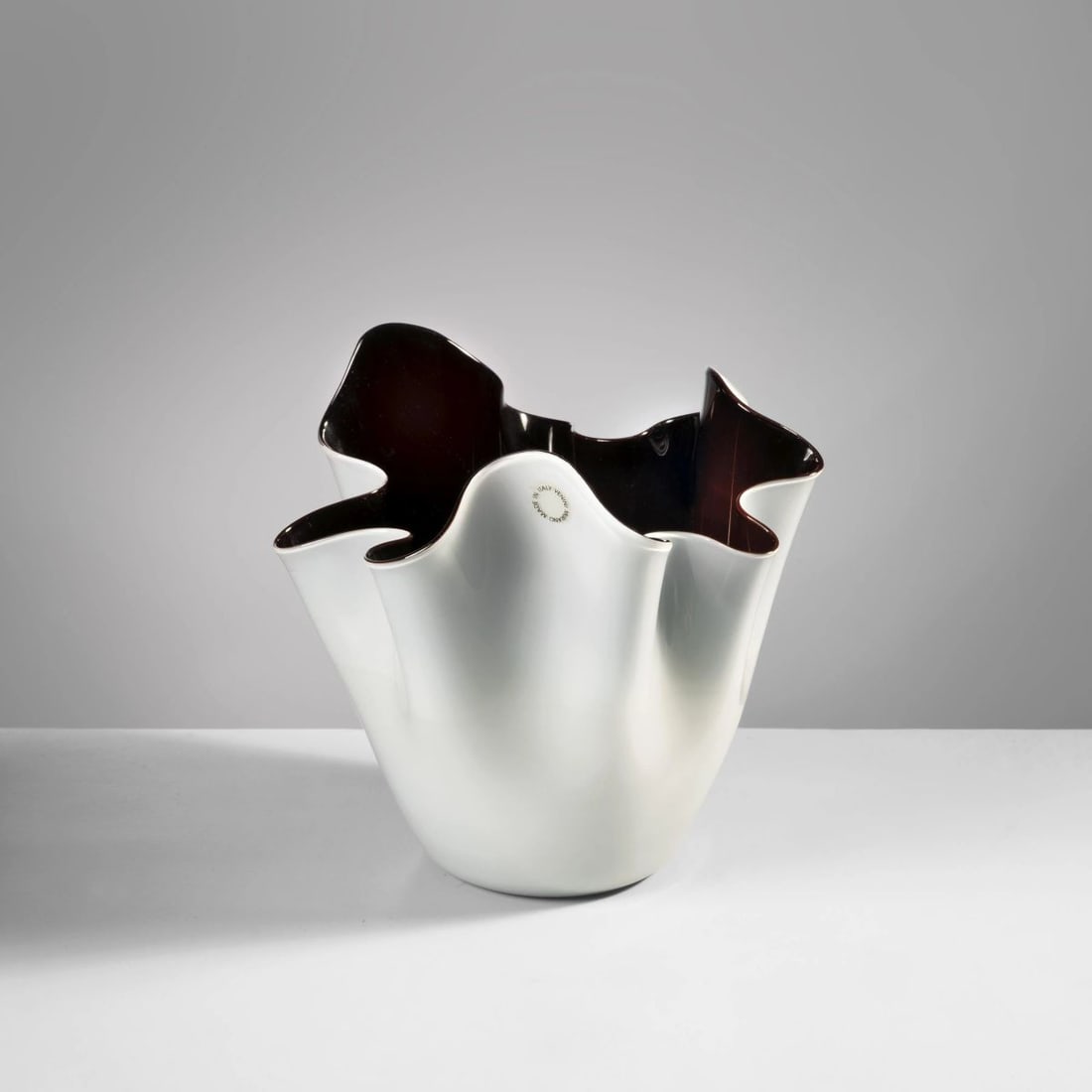 Venini: Venini A FAZZOLETTO BROWN AND WHITE GLASS VASE VASO MODELLO FAZZOLETTO in vetro nei toni del bianco e del marrone Produzione Venini, Murano, 1984 firmato e datato a punta sul fondo alt. cm 20