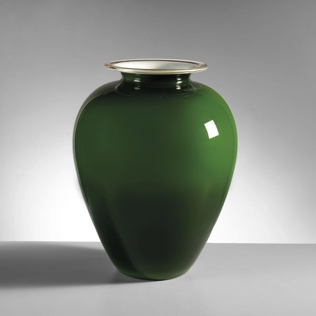 Venini: Venini GREEN AND WHITE GLASS VASE VASO in vetro nei toni del verde e del bianco Produzione Venini, Murano, 1995 firmato e datato a punta sul fondo alt. cm 36,5 e diam. cm 27,5 