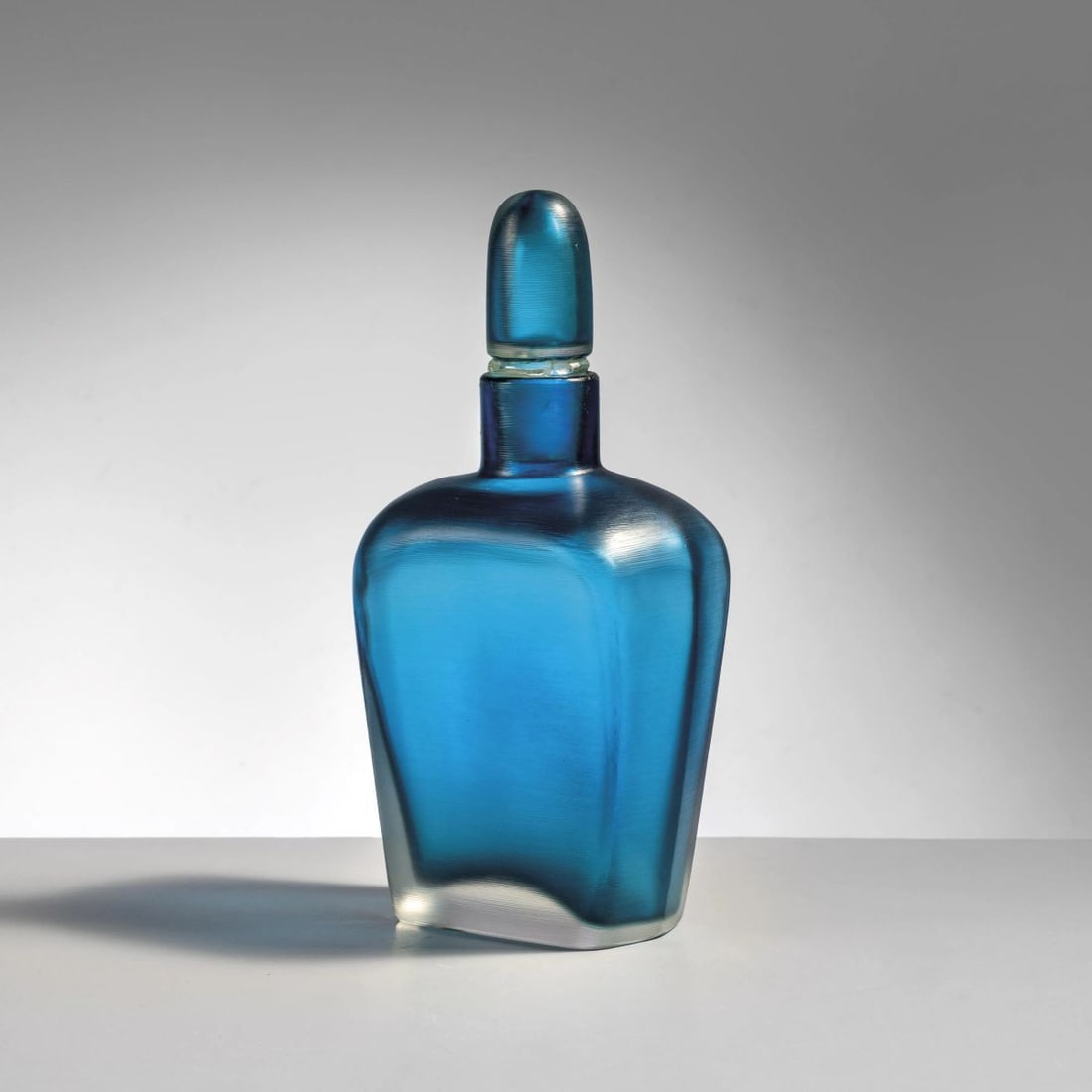 Paolo Venini: Paolo Venini (Cusano Milanino, 1895 - Venezia, 1959) « INCISI » SERIES BLUE GLASS BOTTLE BOTTIGLIA DELLA SERIE INCISI in vetro nei toni del blu Produzione Venini, Murano,
